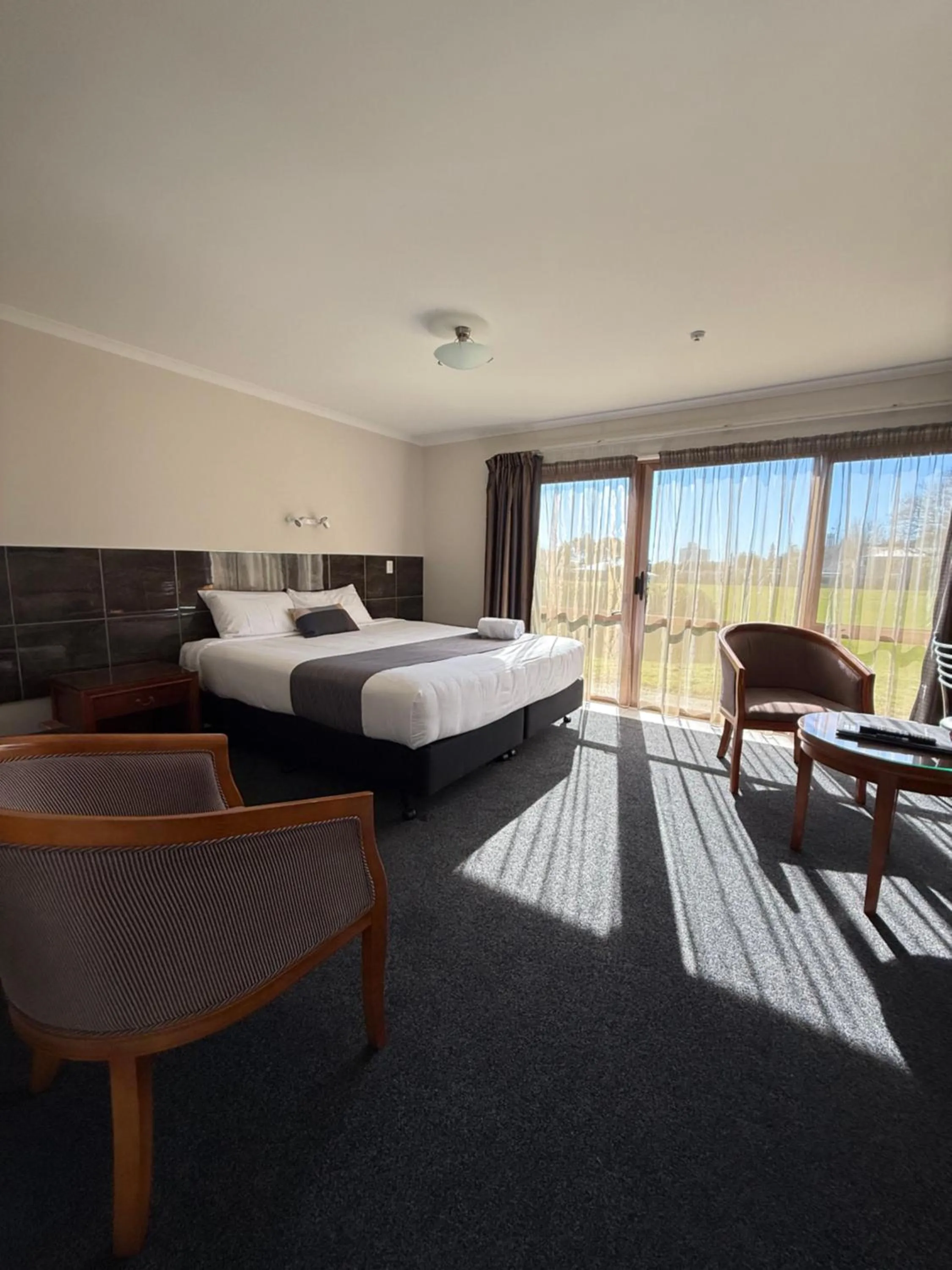 Bed in Admirals Motor Inn