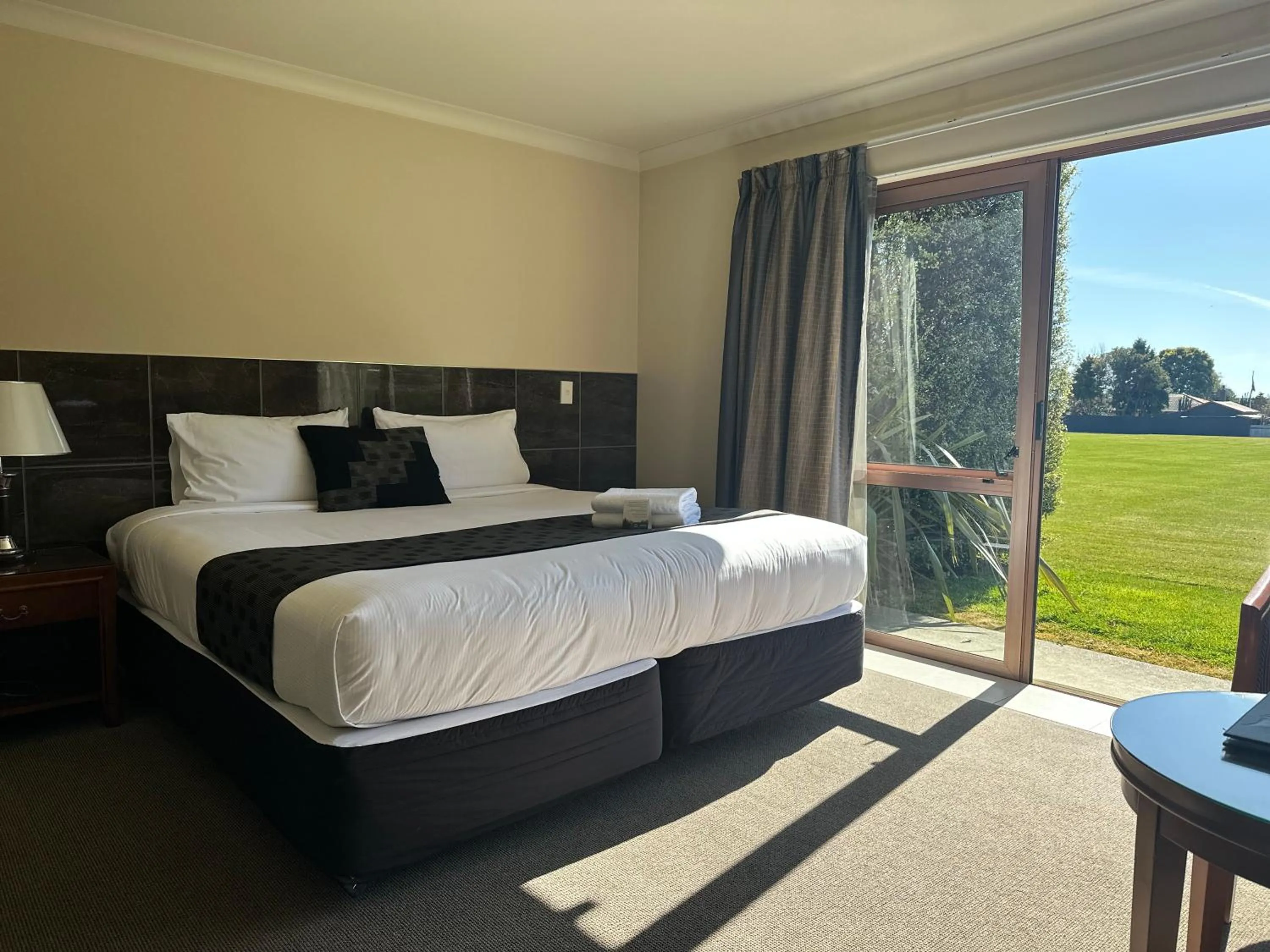 Bedroom, Bed in Admirals Motor Inn