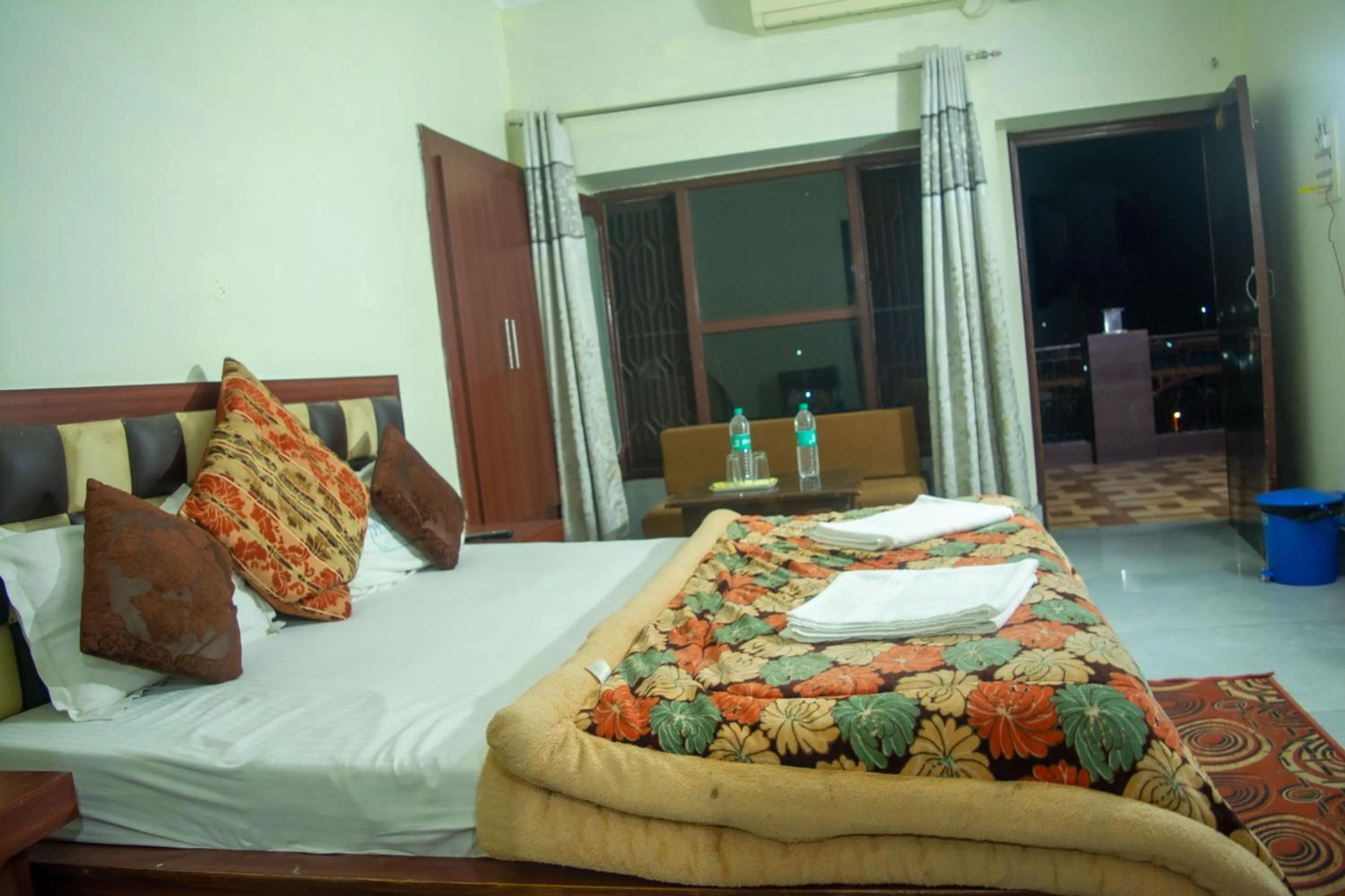 Bed in Hotel Ganga Basin