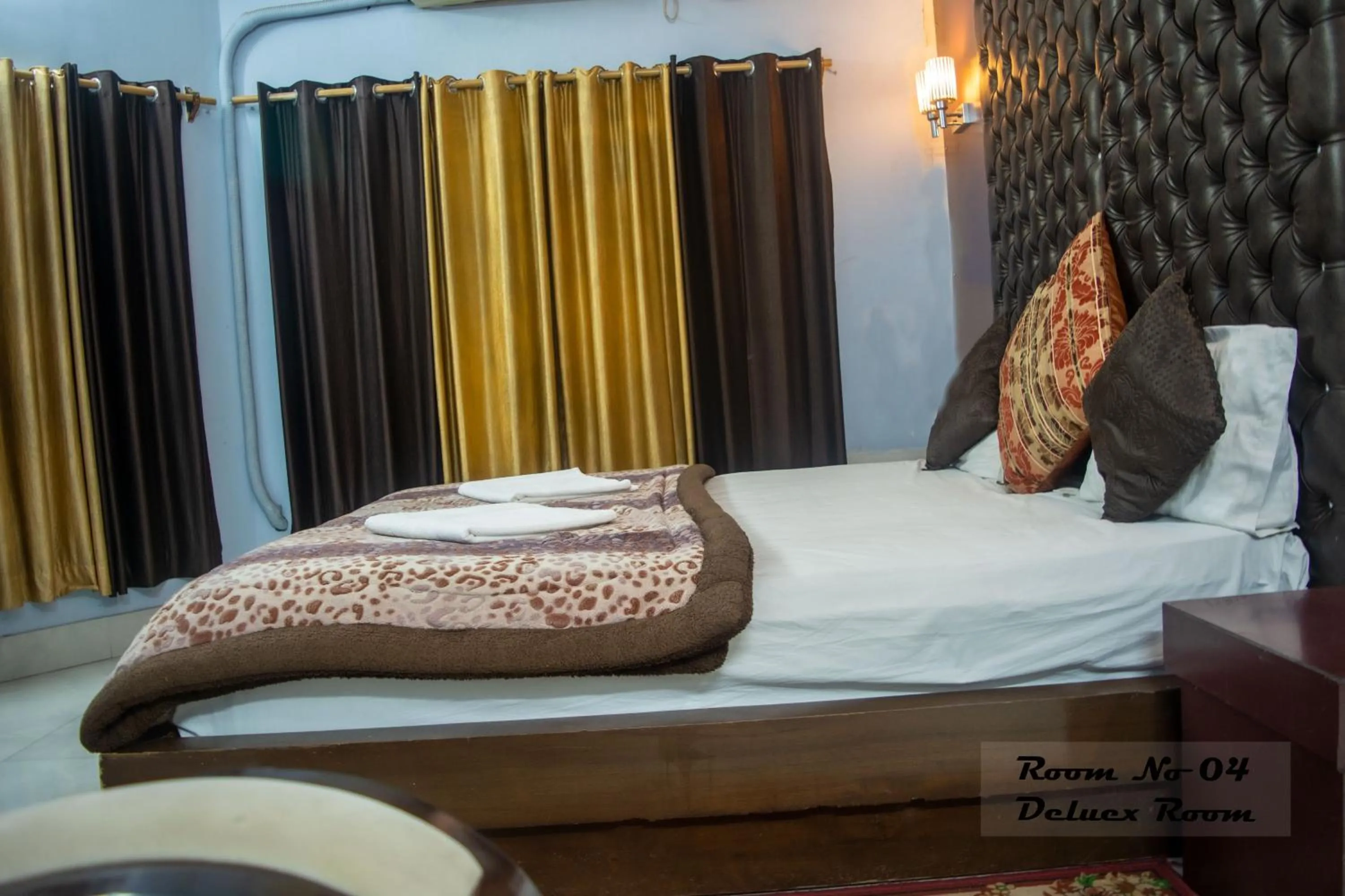 Bed in Hotel Ganga Basin