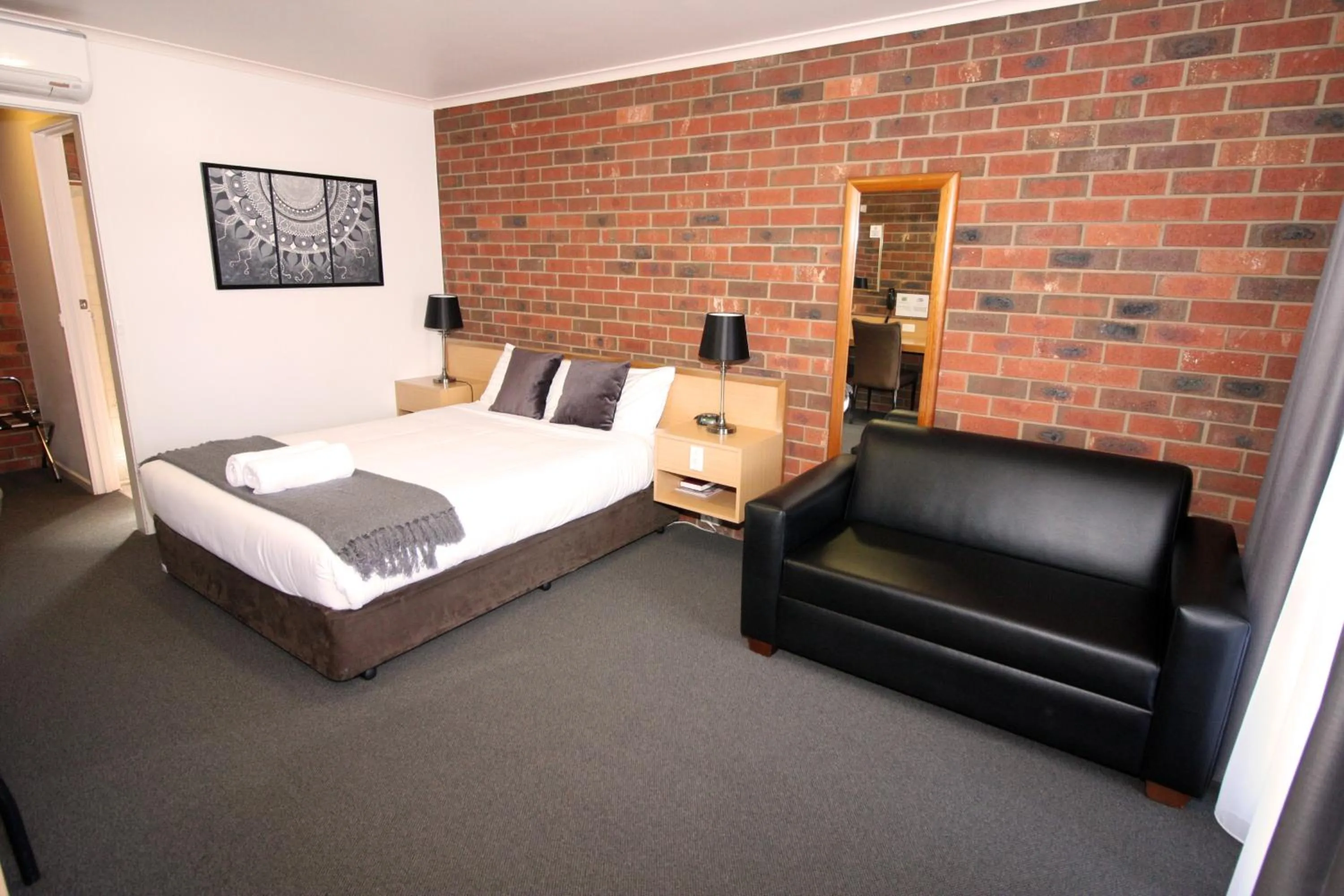 Living room, Bed in Pevensey Motor Lodge