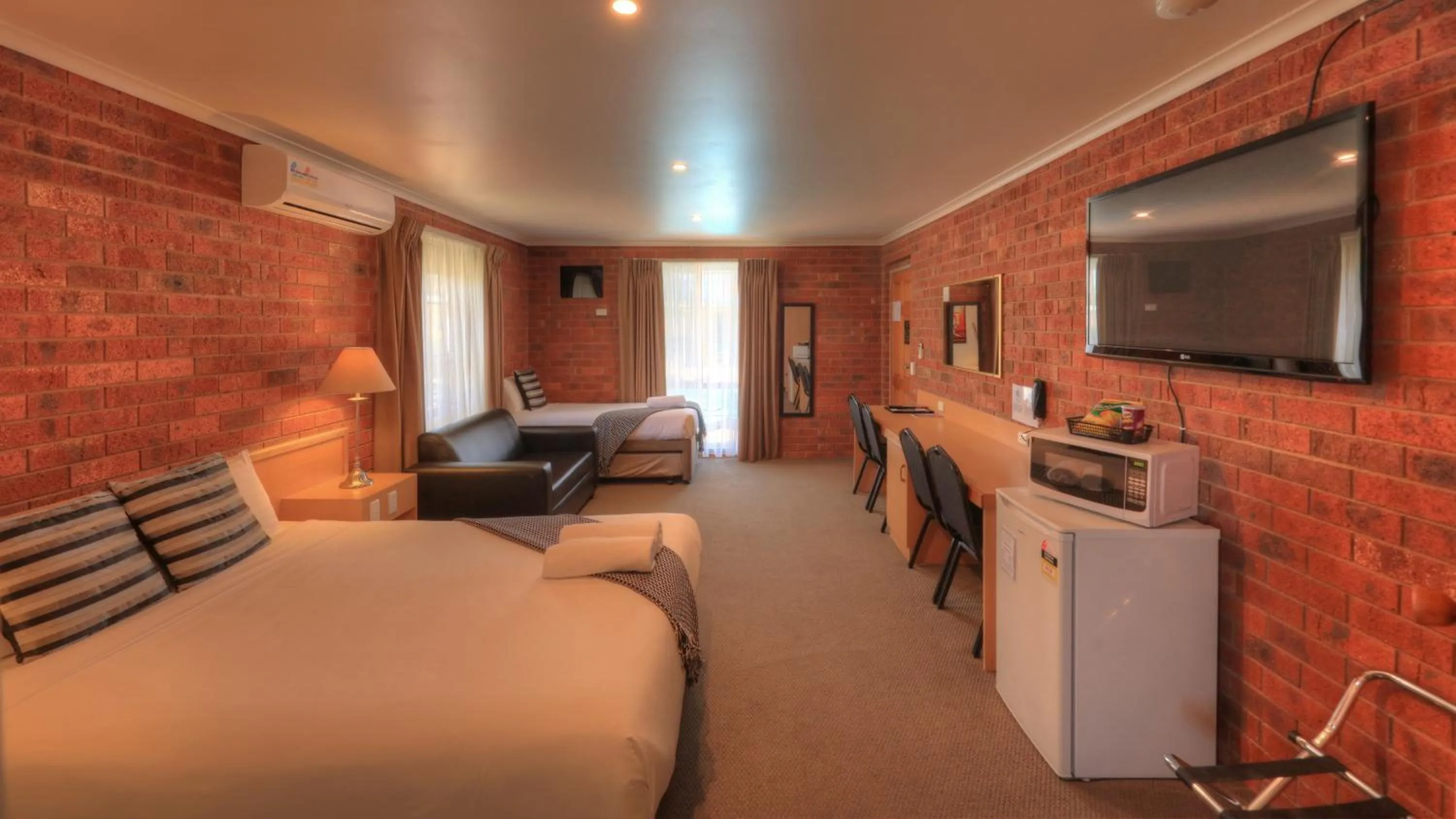 Photo of the whole room, Bed in Pevensey Motor Lodge