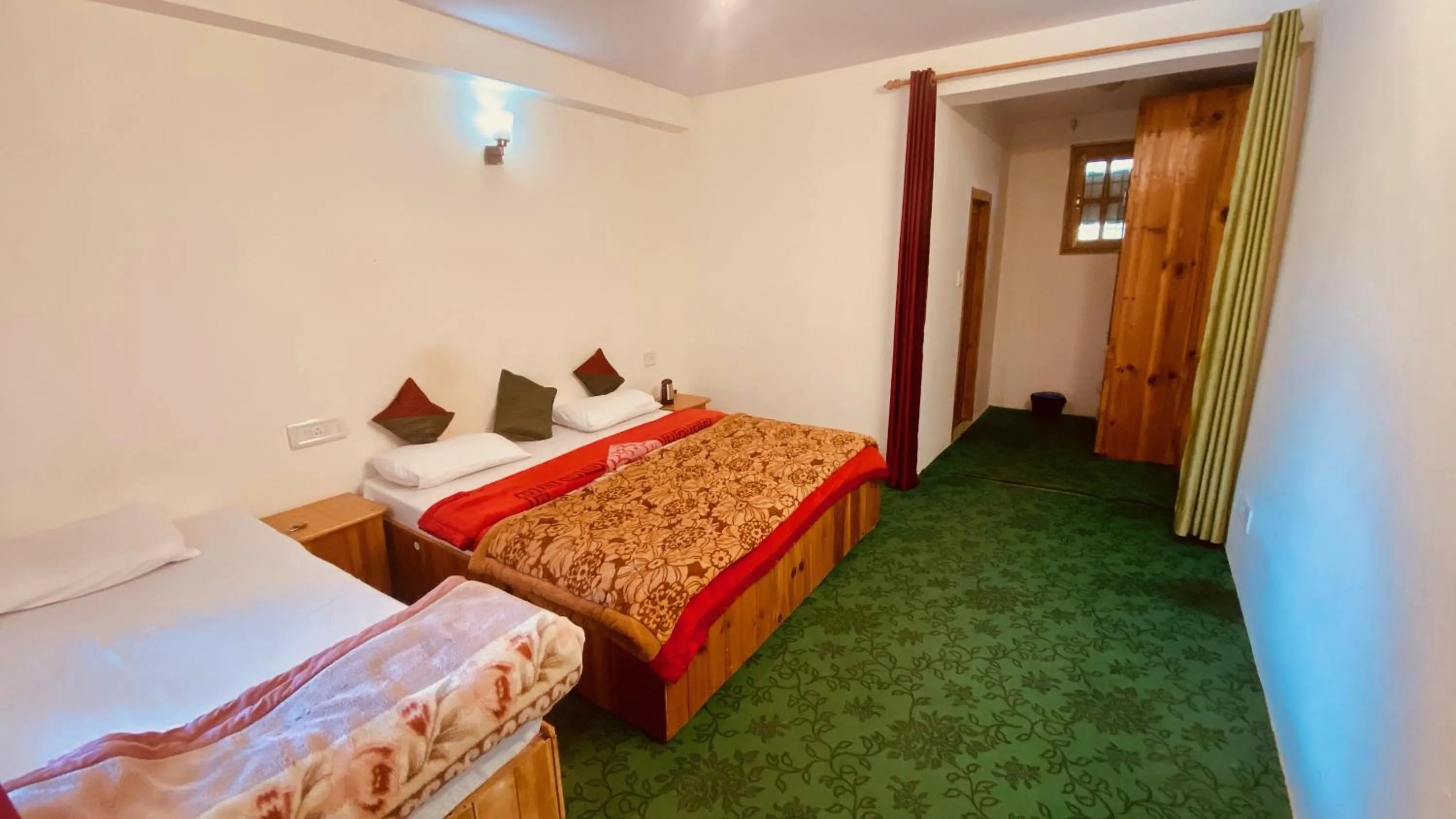 Bed in Madpackers Manali