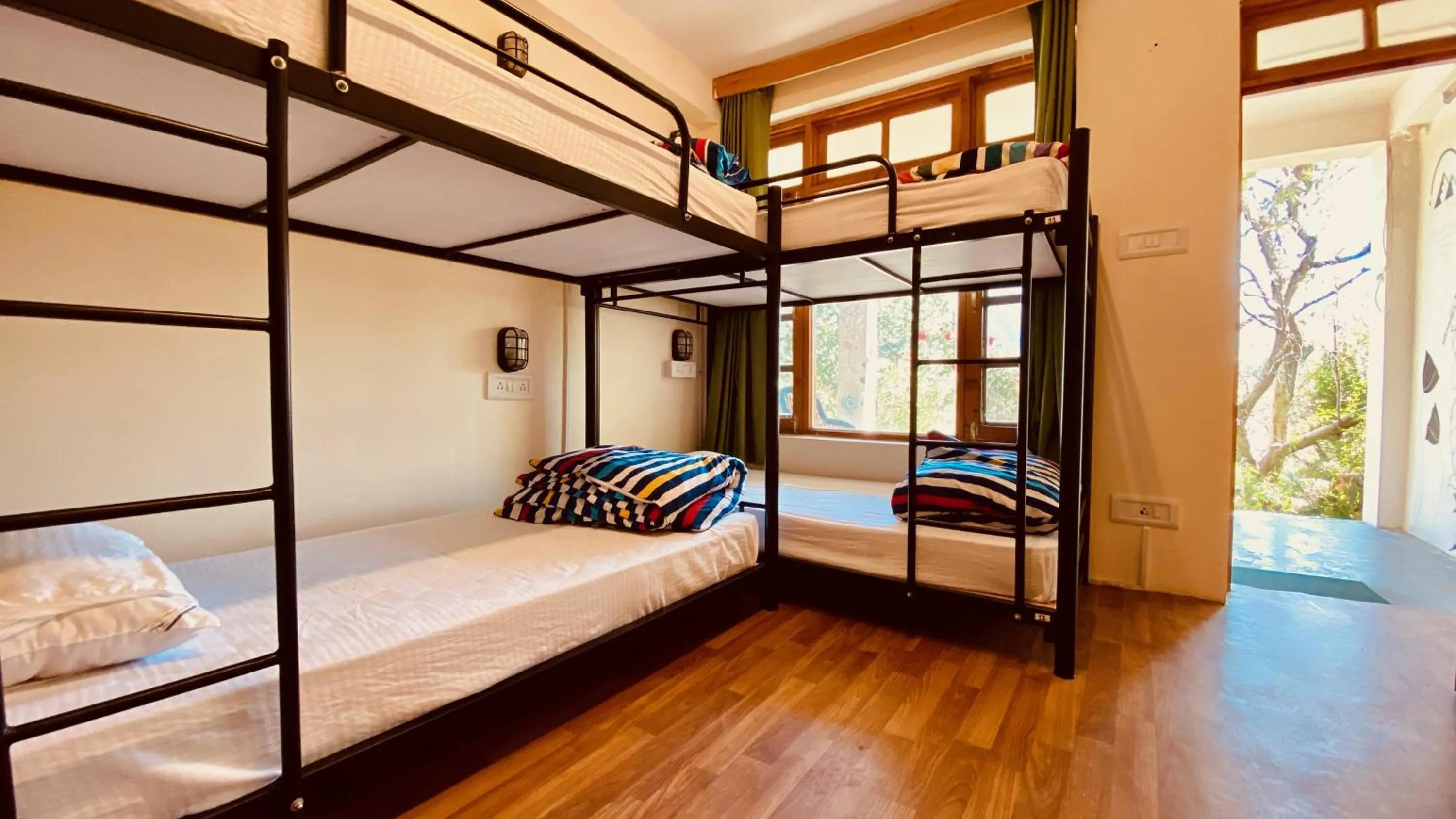 Bed in Madpackers Manali