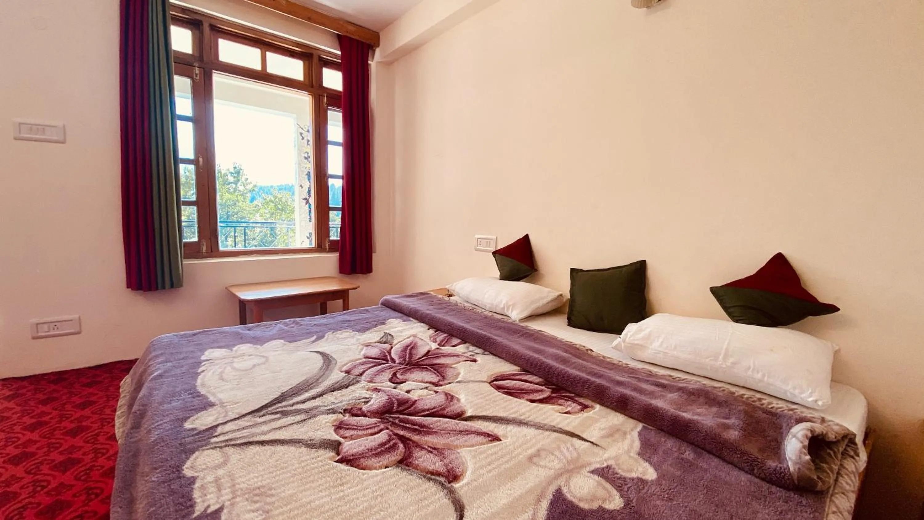 Bed in Madpackers Manali