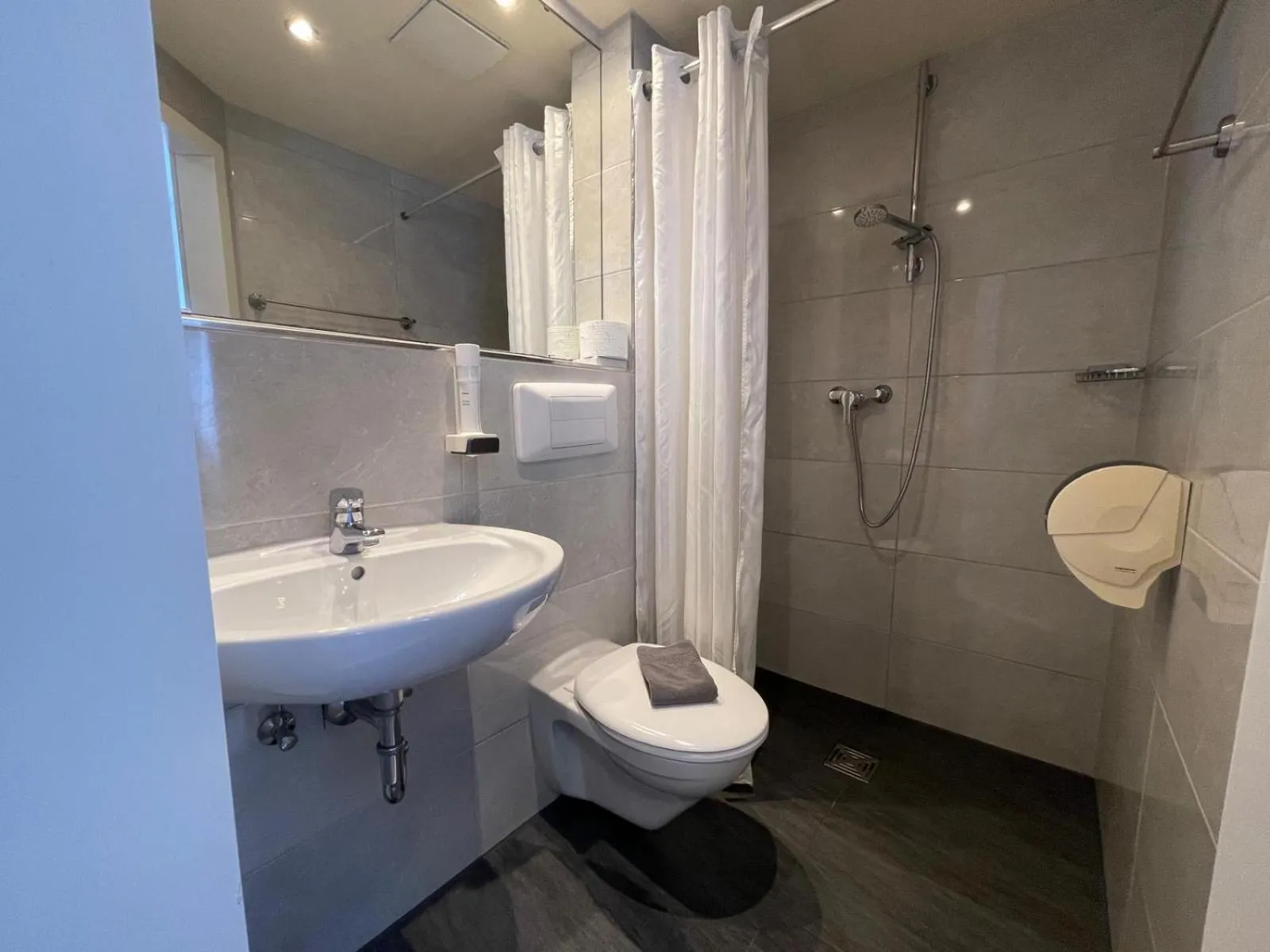 Bathroom in Hotel Loewen