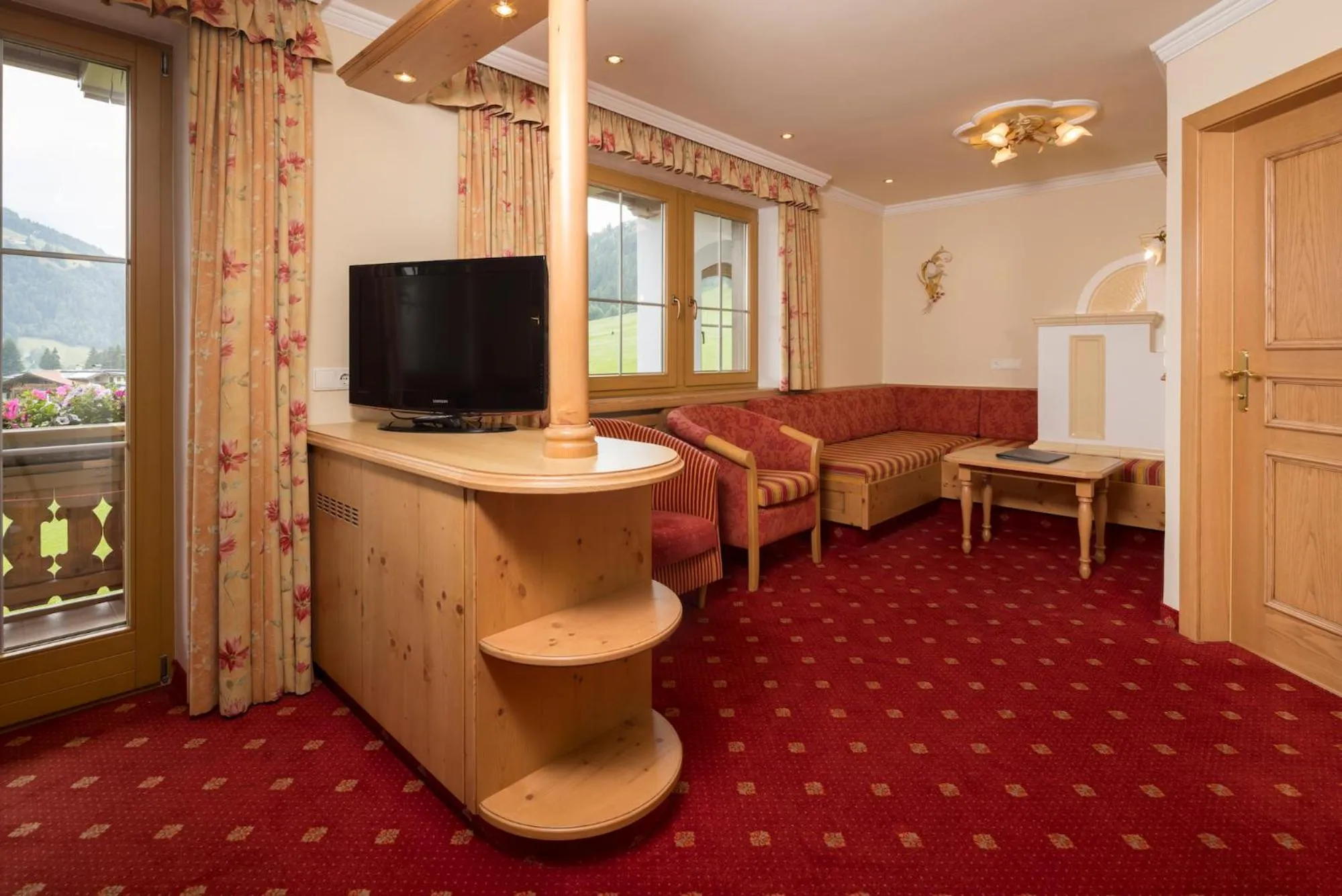 Communal lounge/ TV room in Hotel Silberberger - Wildschönau