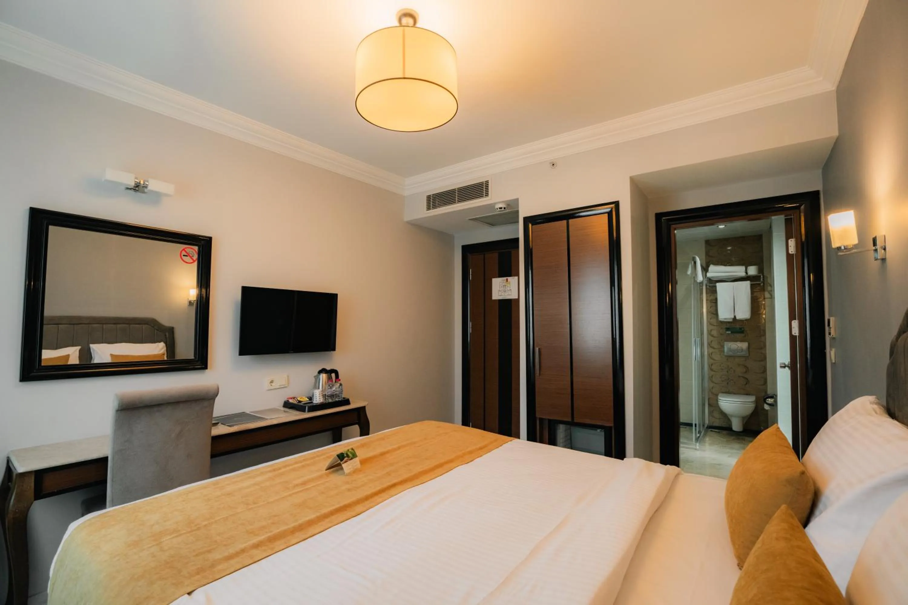 Communal lounge/ TV room, Bed in Asia City Hotel Istanbul