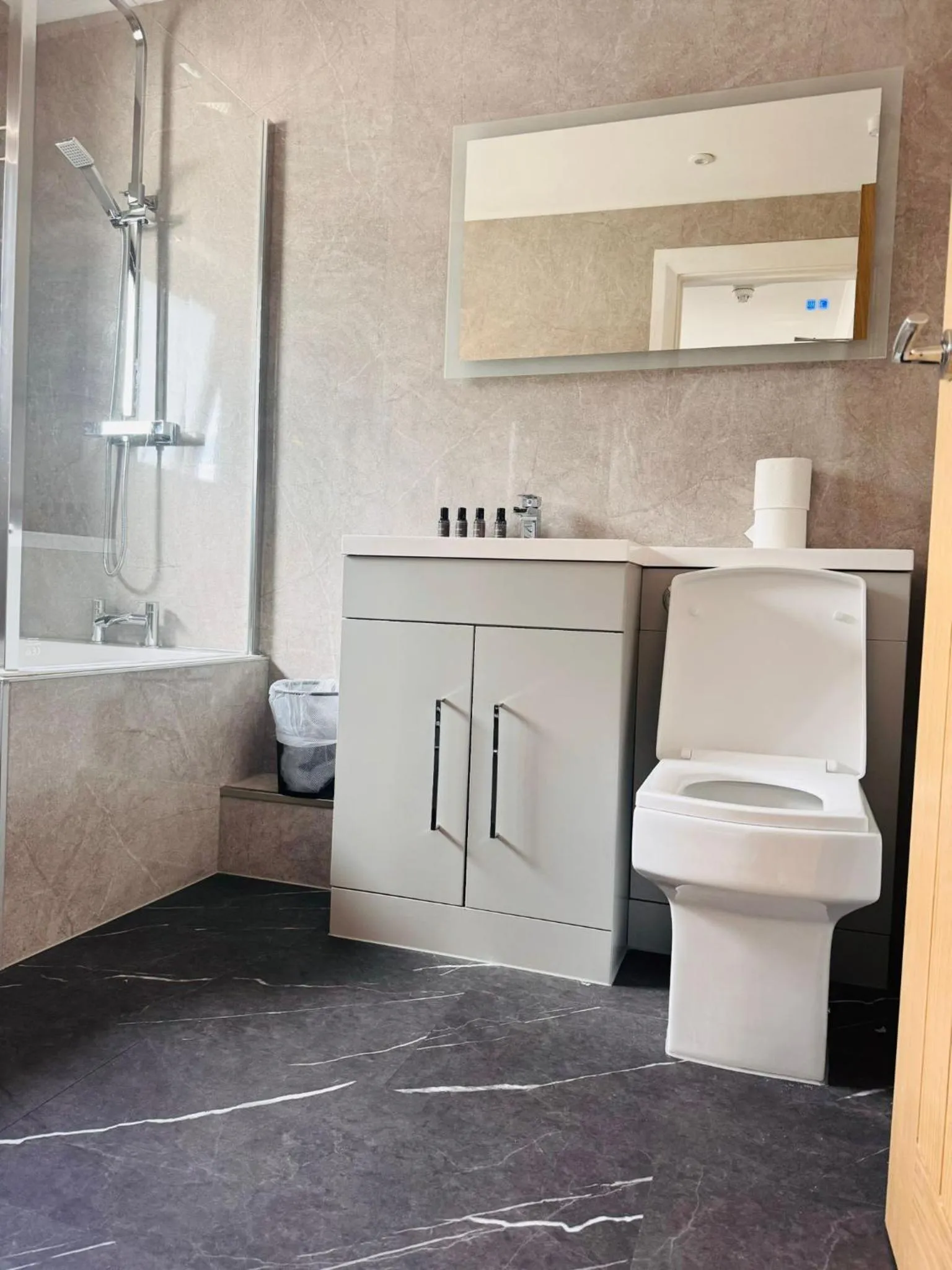 Toilet in Thomas Arms Hotel