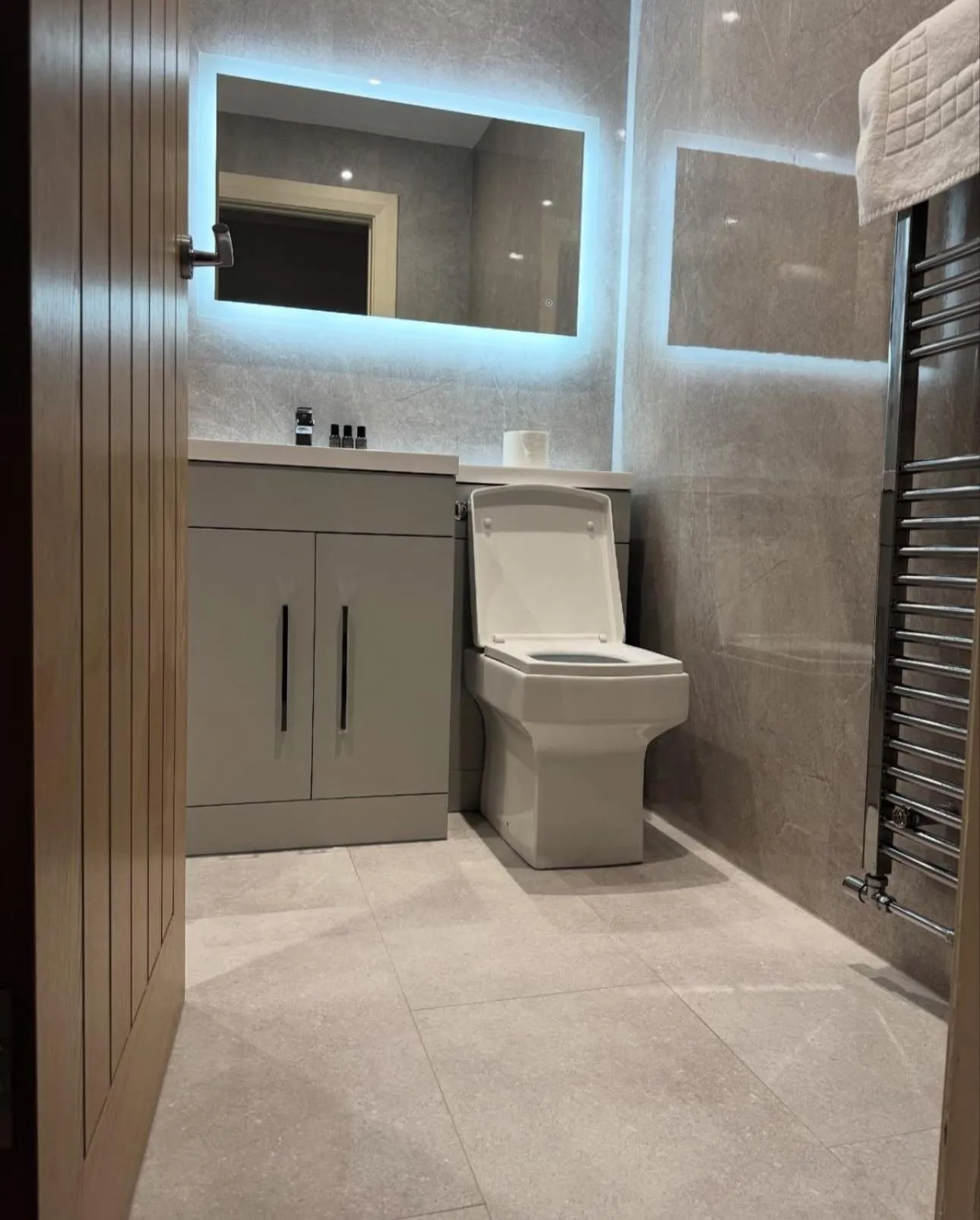 Toilet in Thomas Arms Hotel