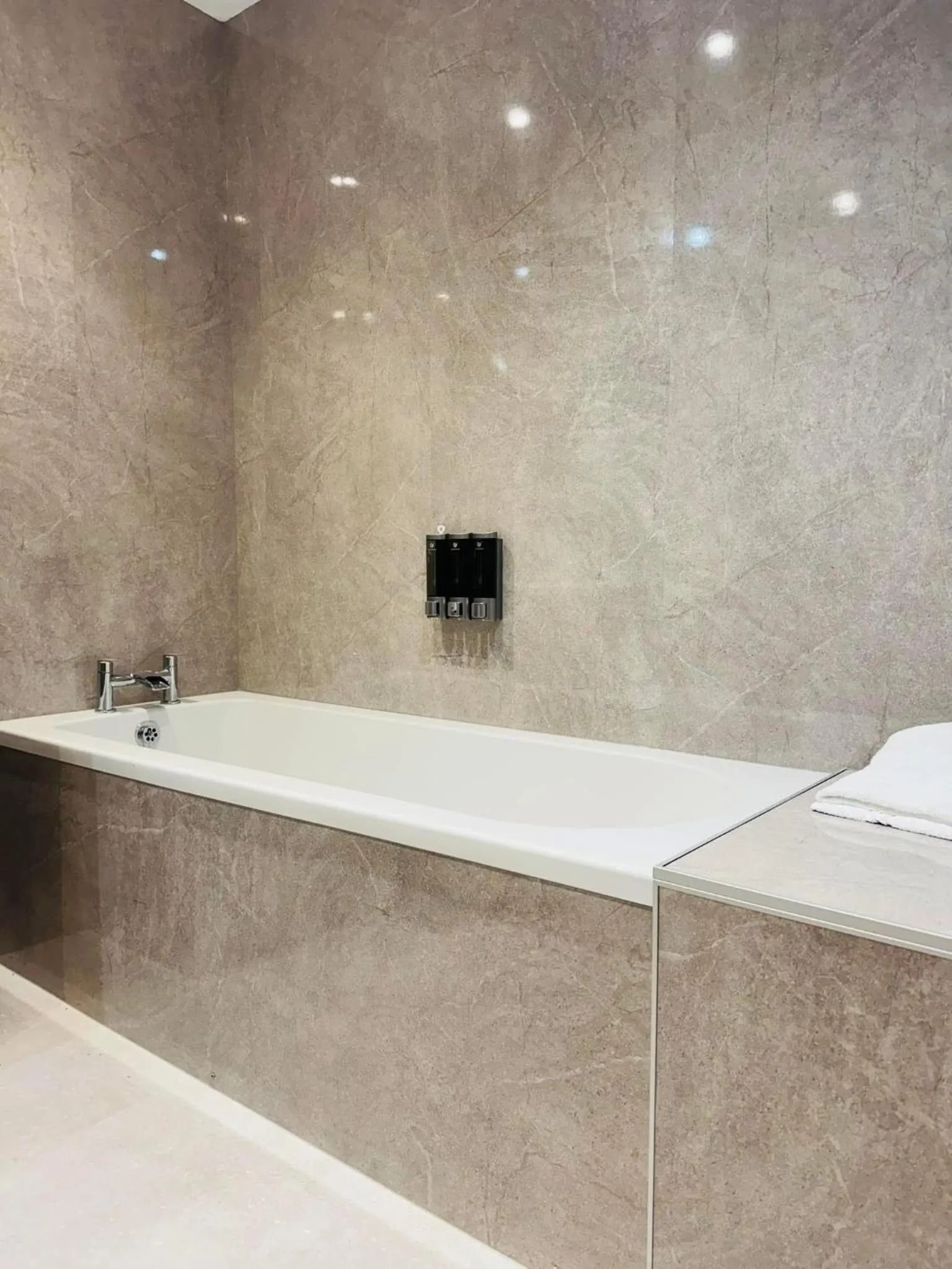 Bathroom in Thomas Arms Hotel