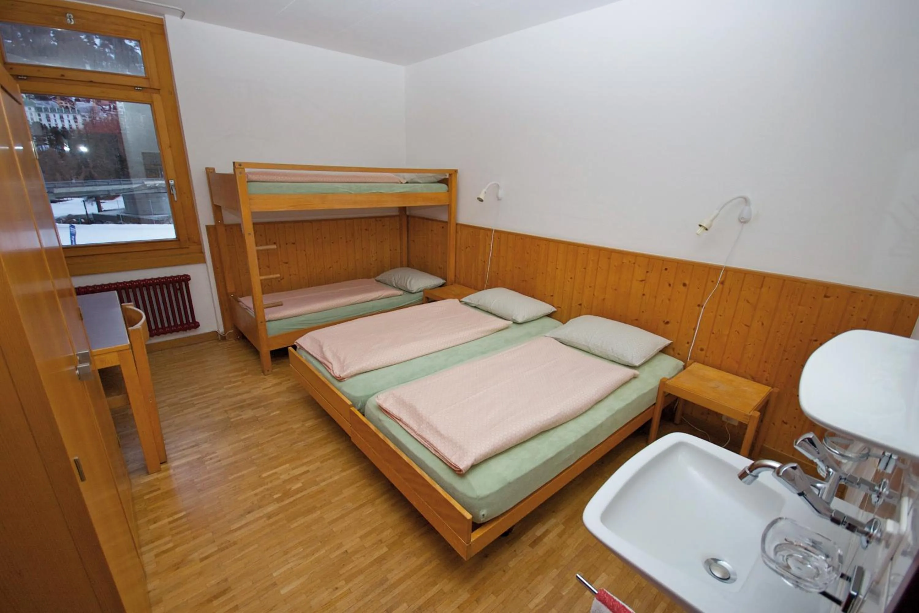 Photo of the whole room, Bed in Pontresina Youth Hostel
