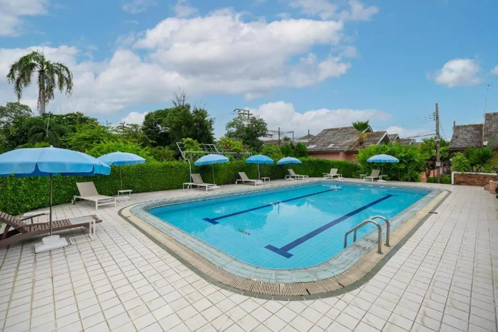 Swimming pool in Bangkok Rama Hotel