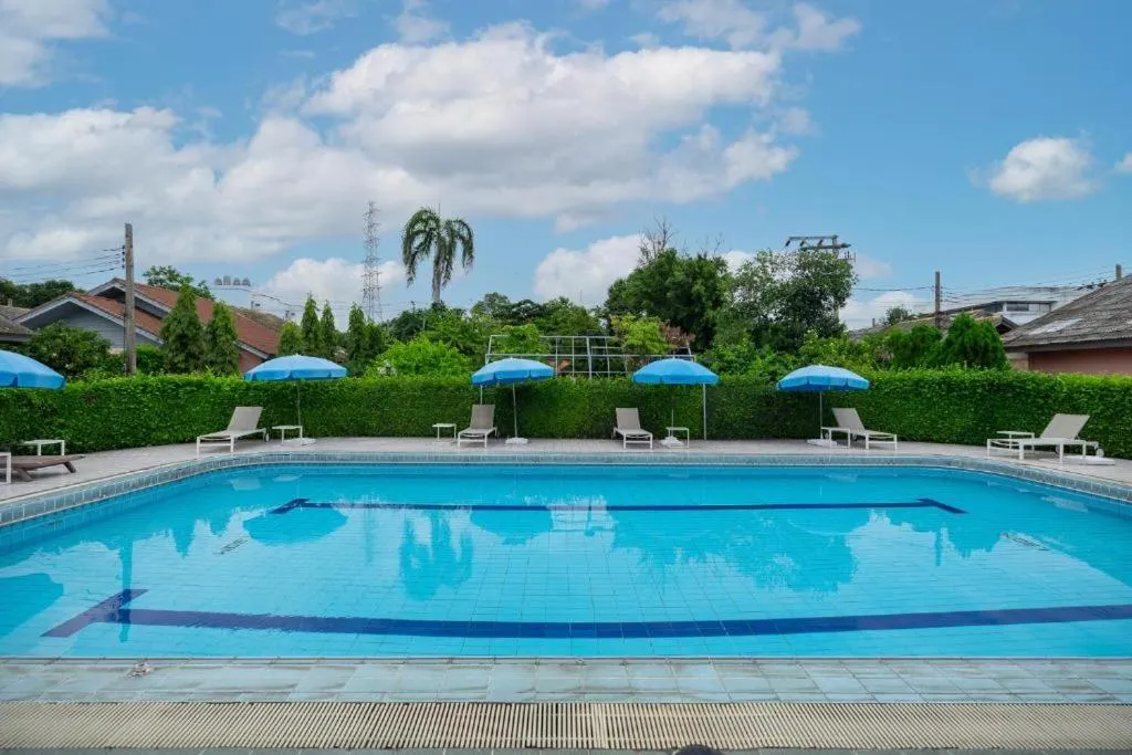 Swimming pool in Bangkok Rama Hotel