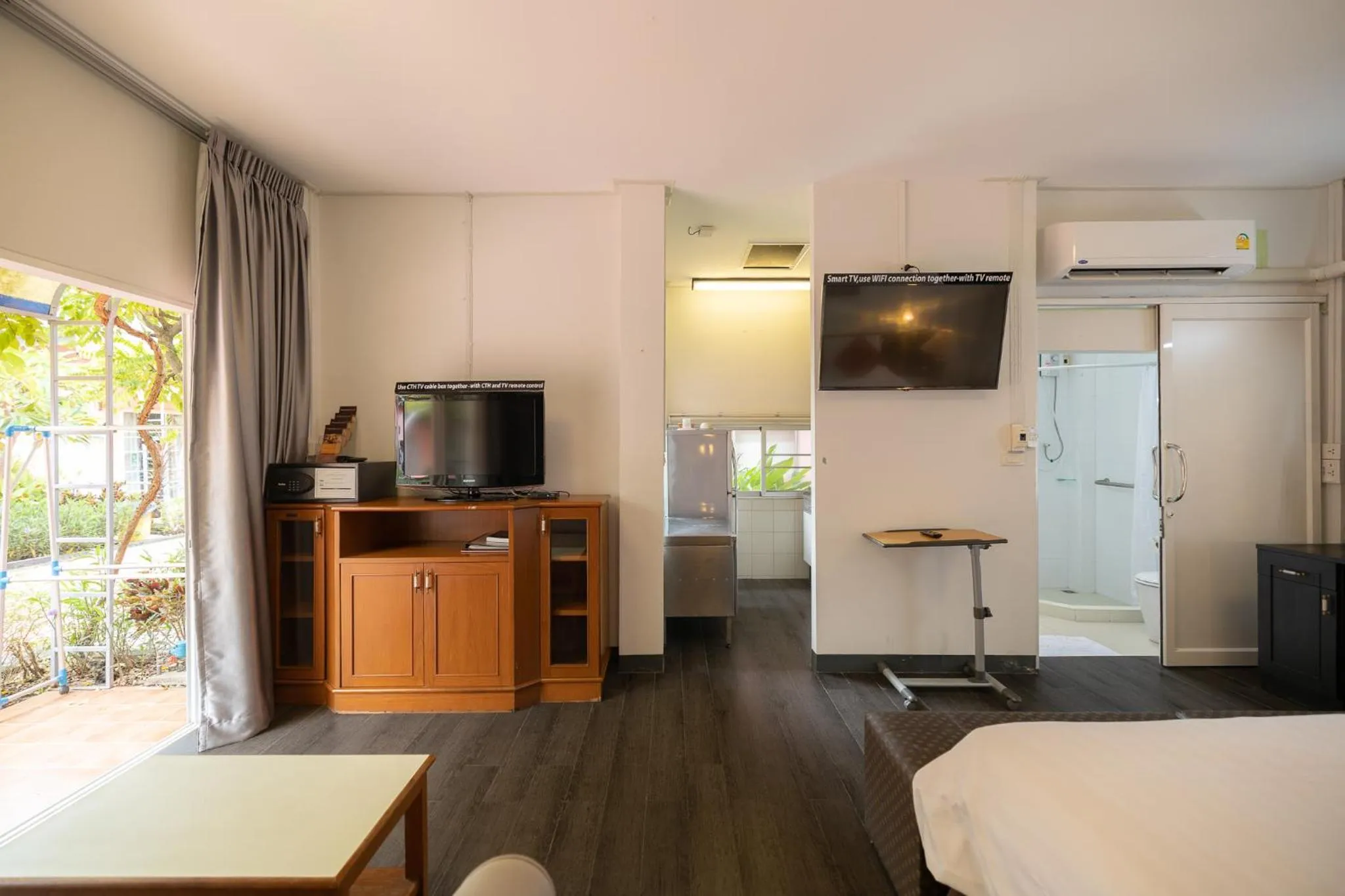 Photo of the whole room, Bed in Bangkok Rama Hotel