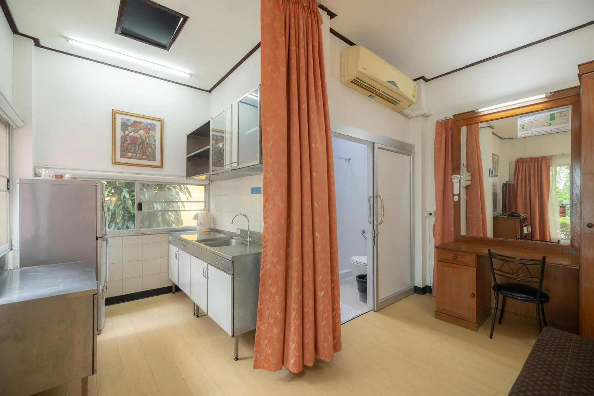 Kitchen or kitchenette in Bangkok Rama Hotel