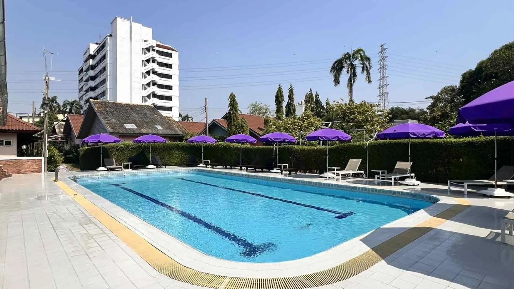 Swimming pool in Bangkok Rama Hotel