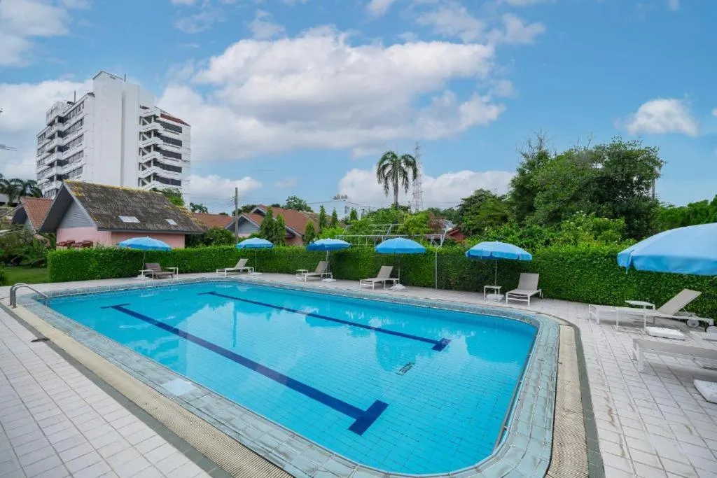 Swimming pool in Bangkok Rama Hotel