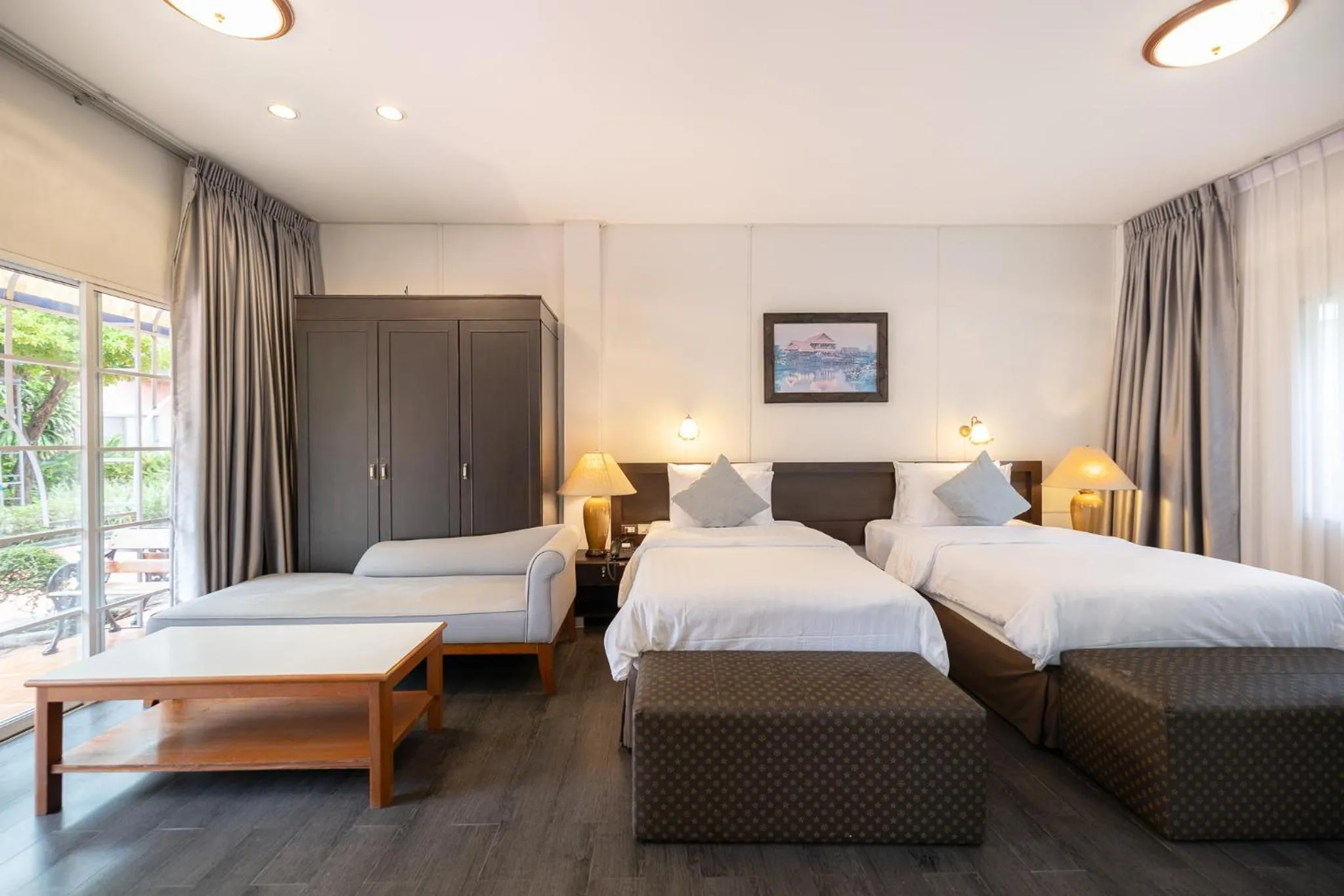 Photo of the whole room, Bed in Bangkok Rama Hotel