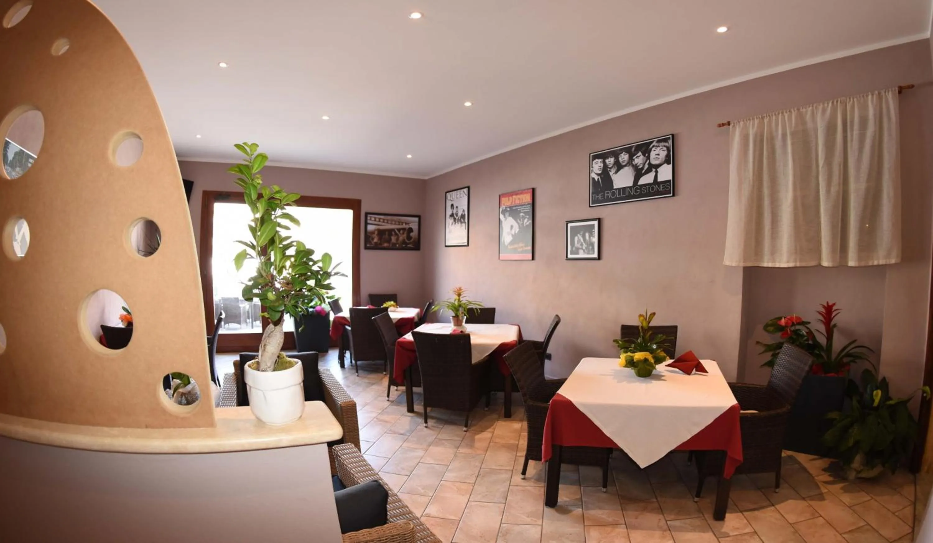 Restaurant/places to eat in Albergo La Perla