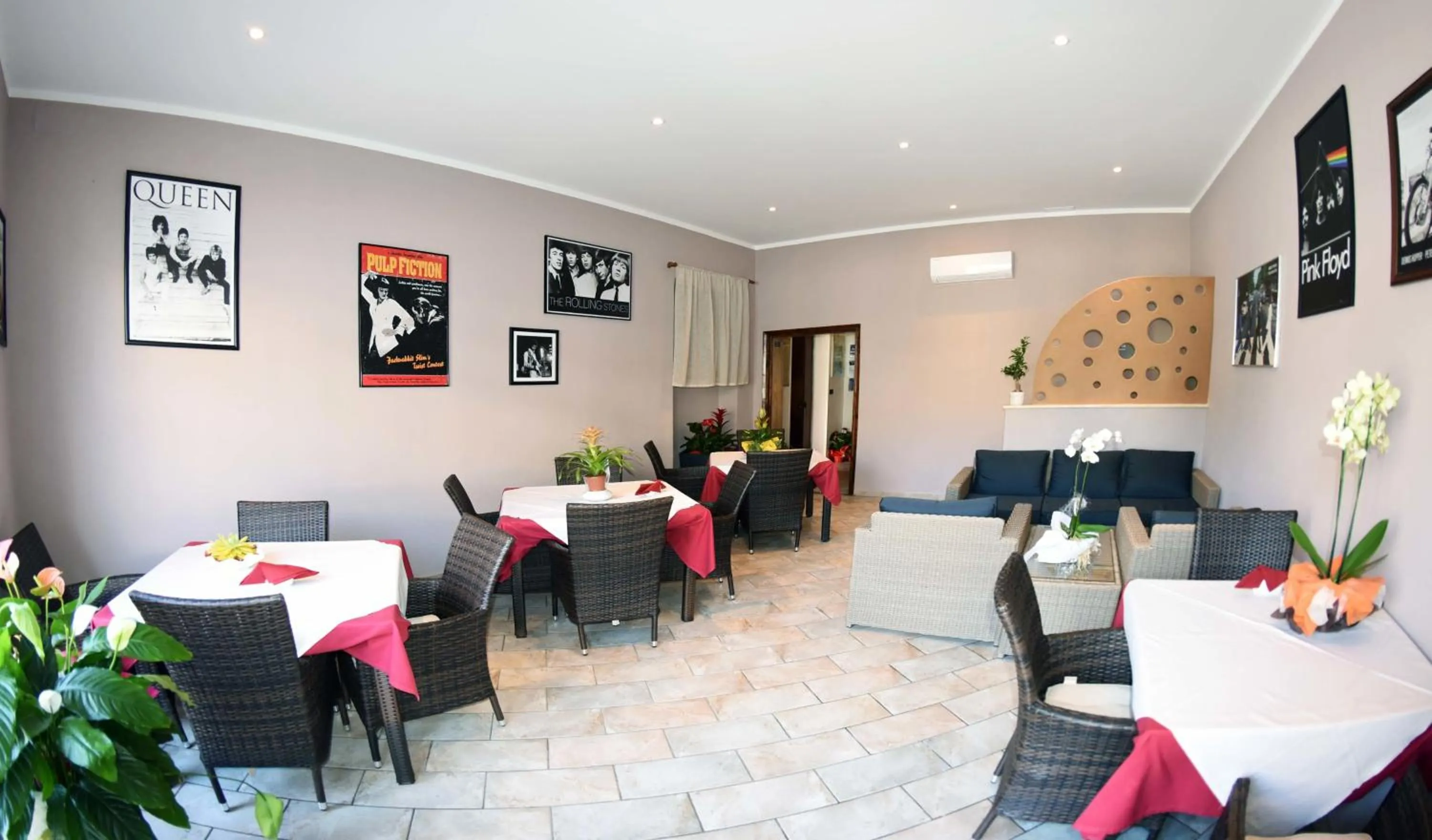 Restaurant/places to eat in Albergo La Perla