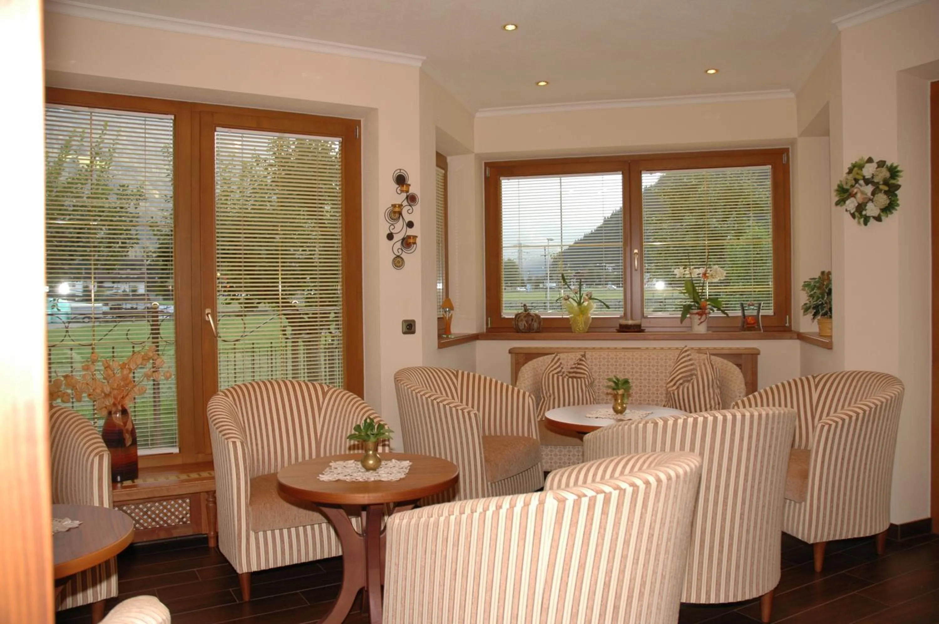 Communal lounge/ TV room in Hotel-Garni Almhof
