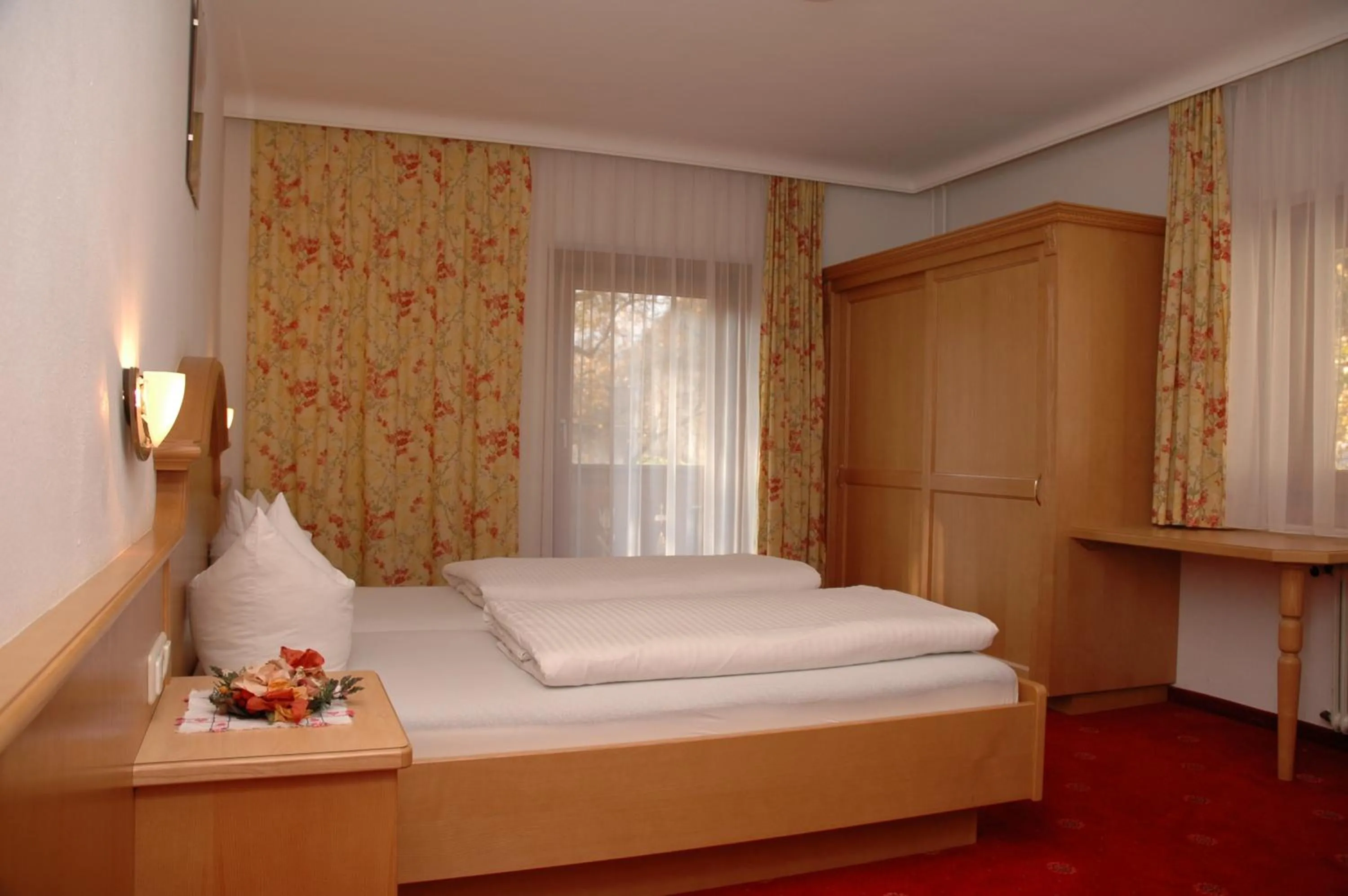 Photo of the whole room in Hotel-Garni Almhof