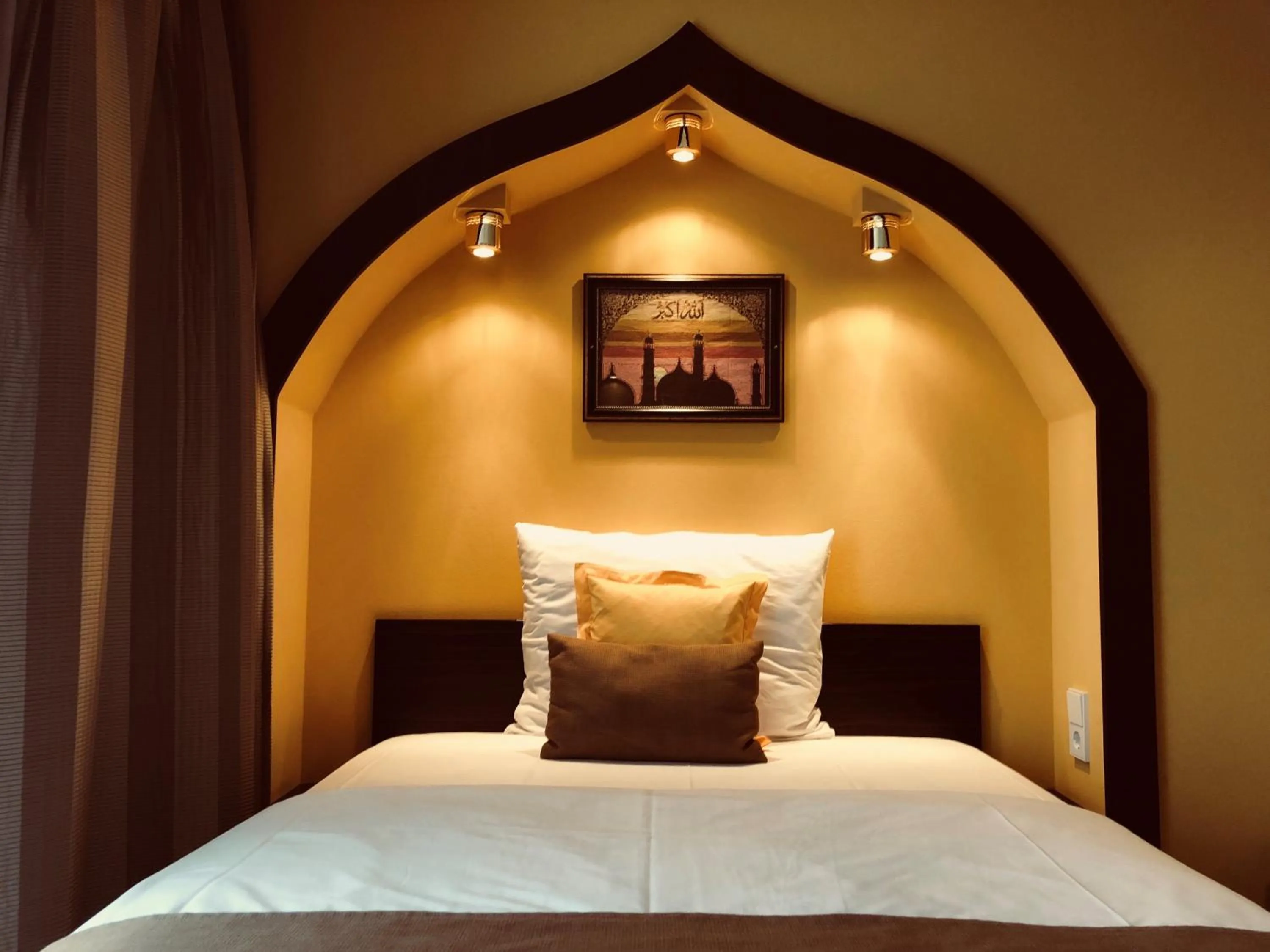 Bed in Hotel TraumRaum - "SELF CHECK IN"