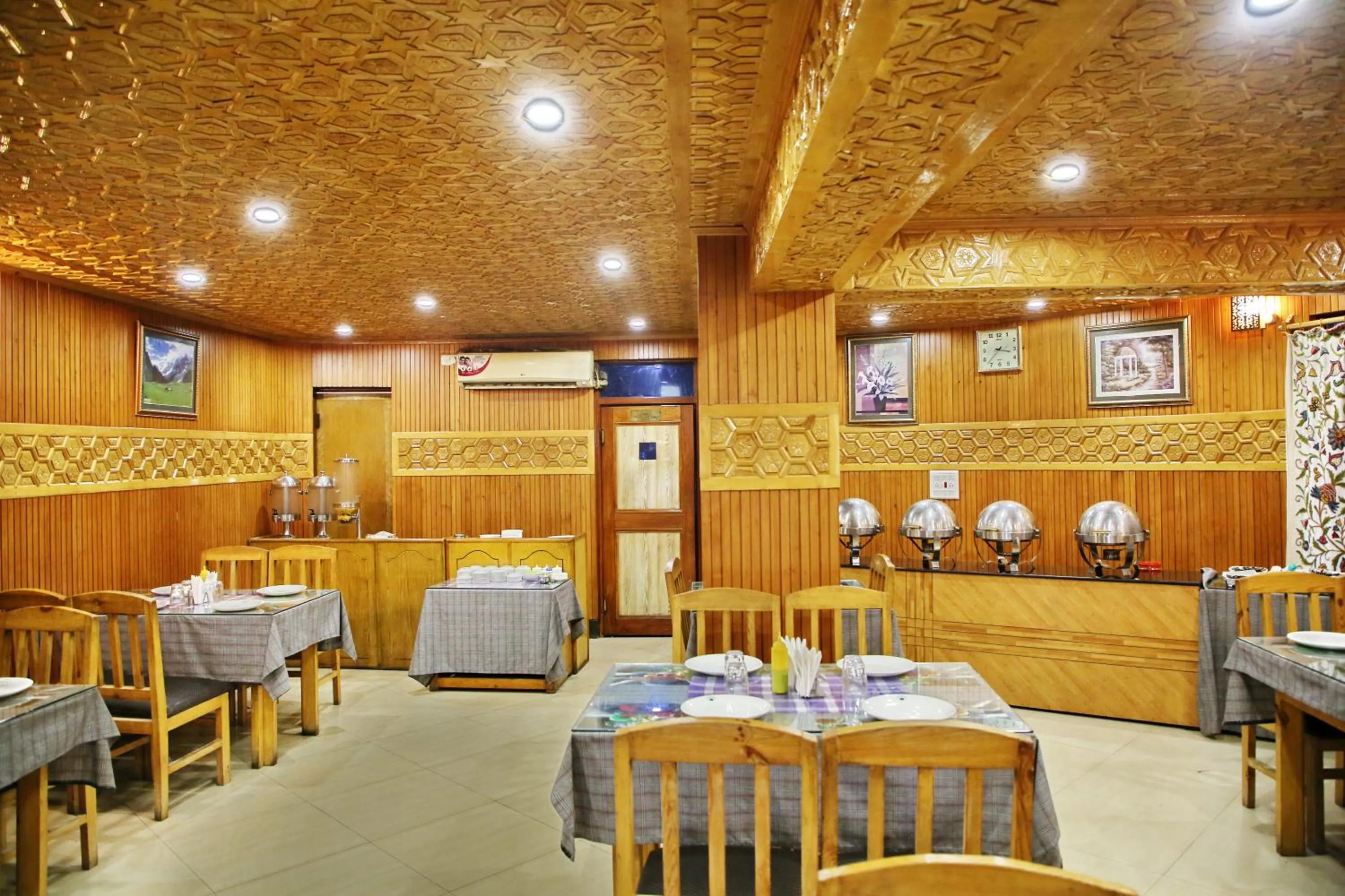 Restaurant/places to eat in Hotel Centre Point