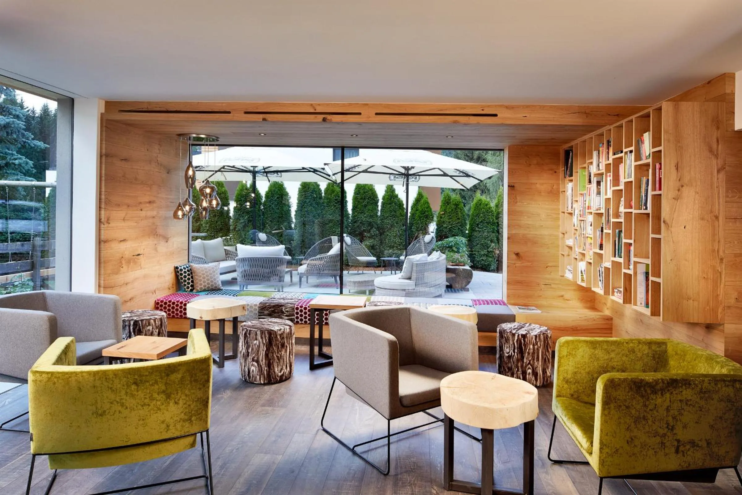 Library in Naturhotel Die Waldruhe GmbH