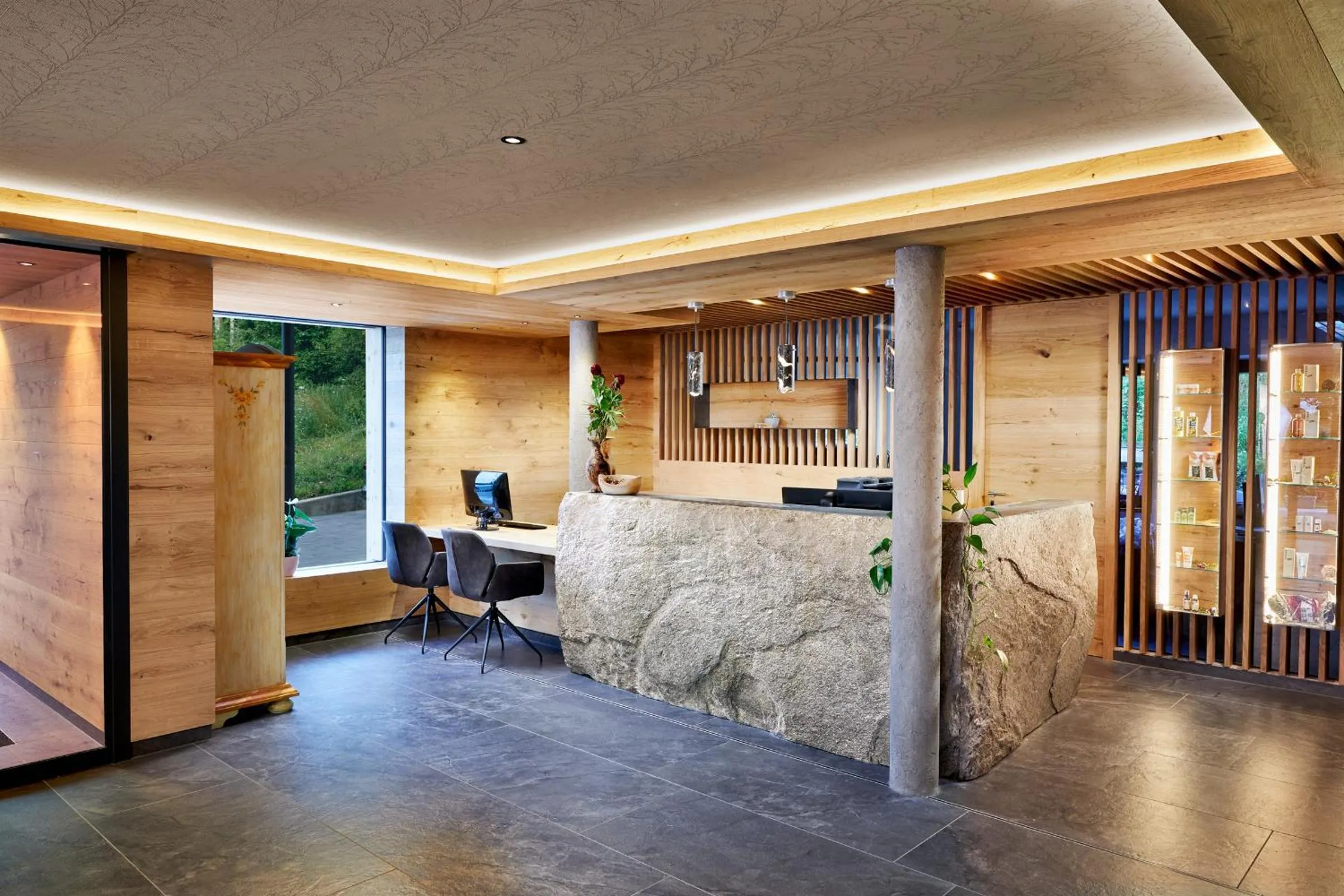 Lobby or reception in Naturhotel Die Waldruhe GmbH