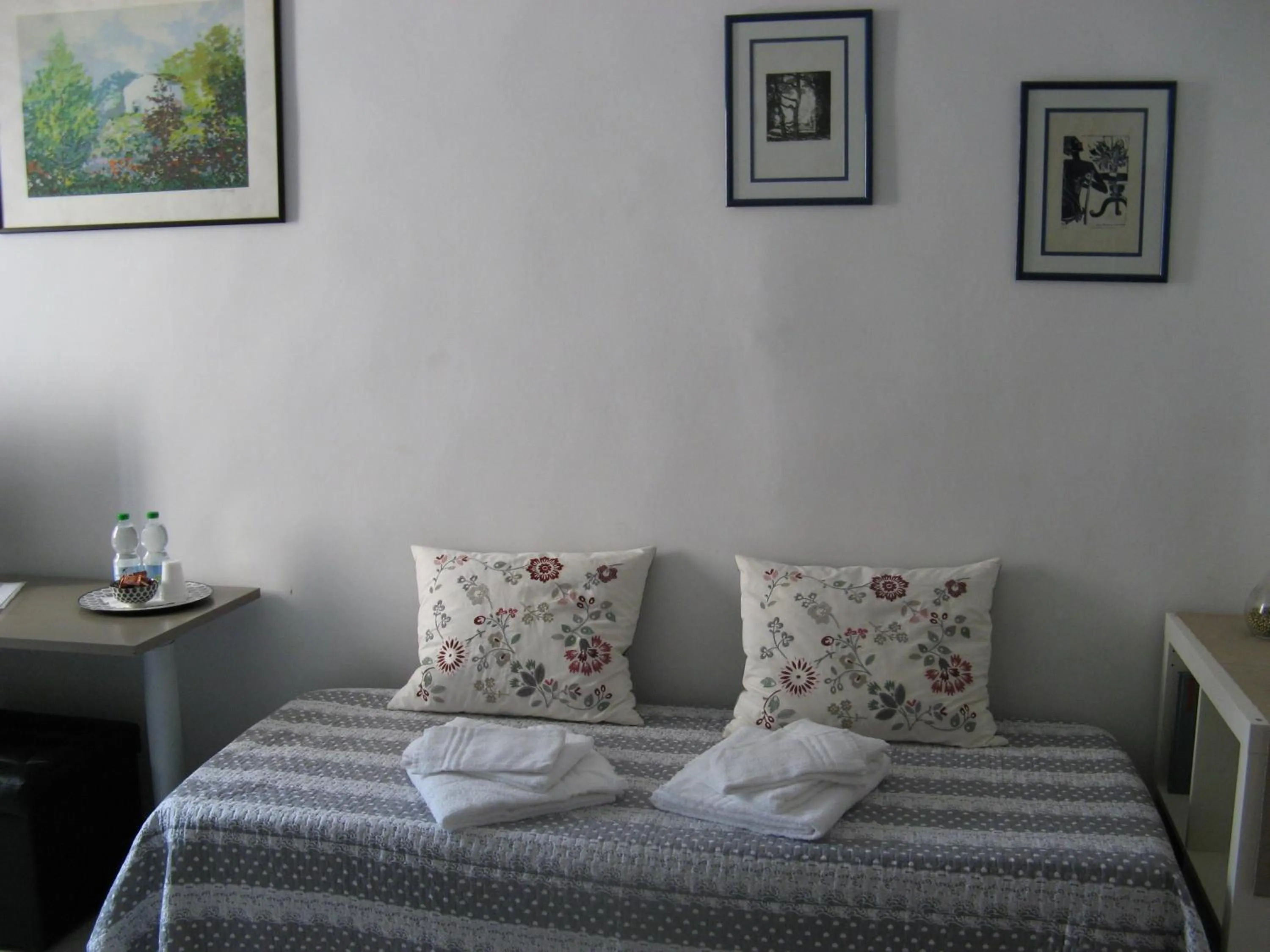 Seating area, Bed in Venice Home