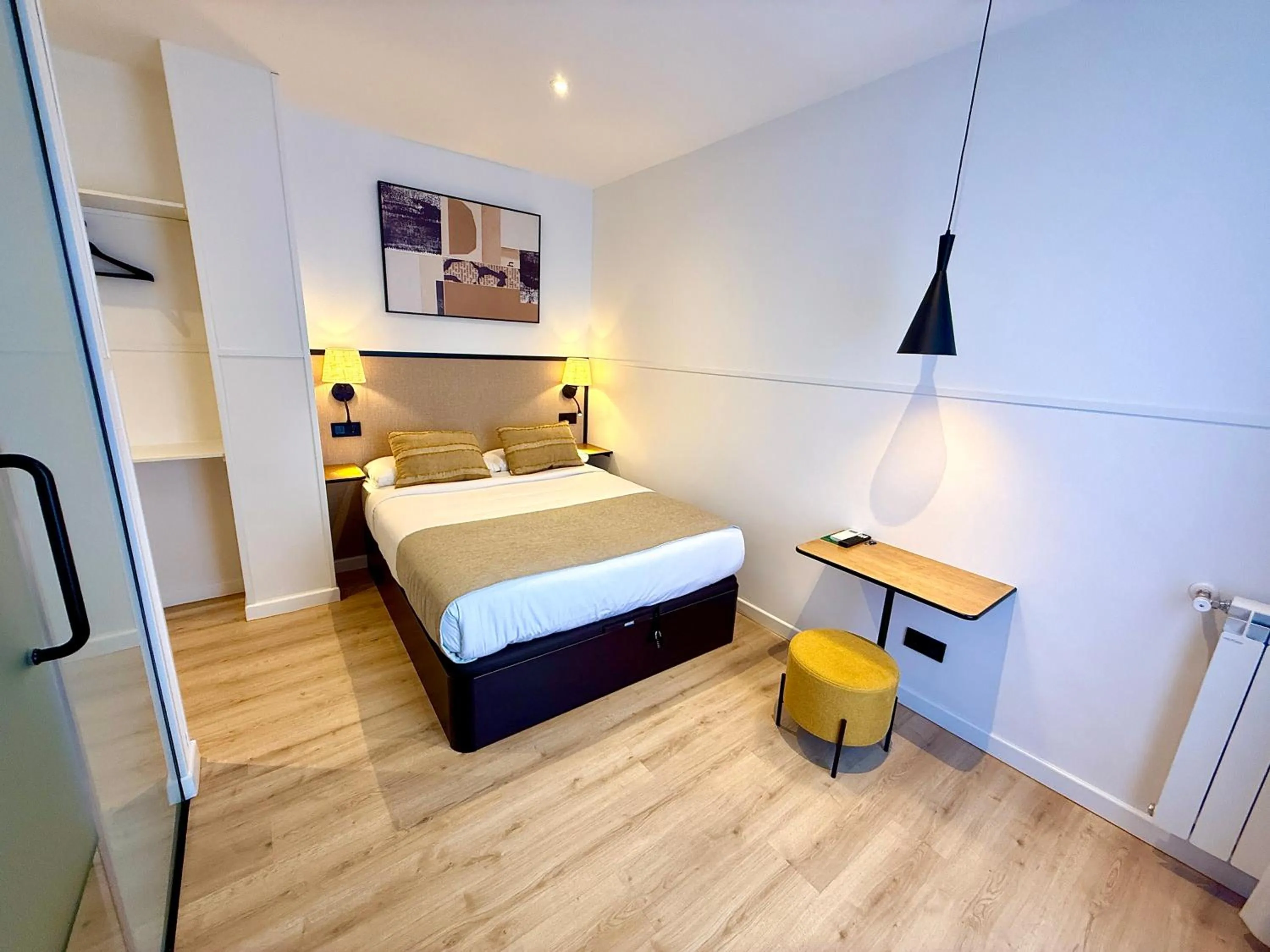 Photo of the whole room, Bed in Mucho Madrid