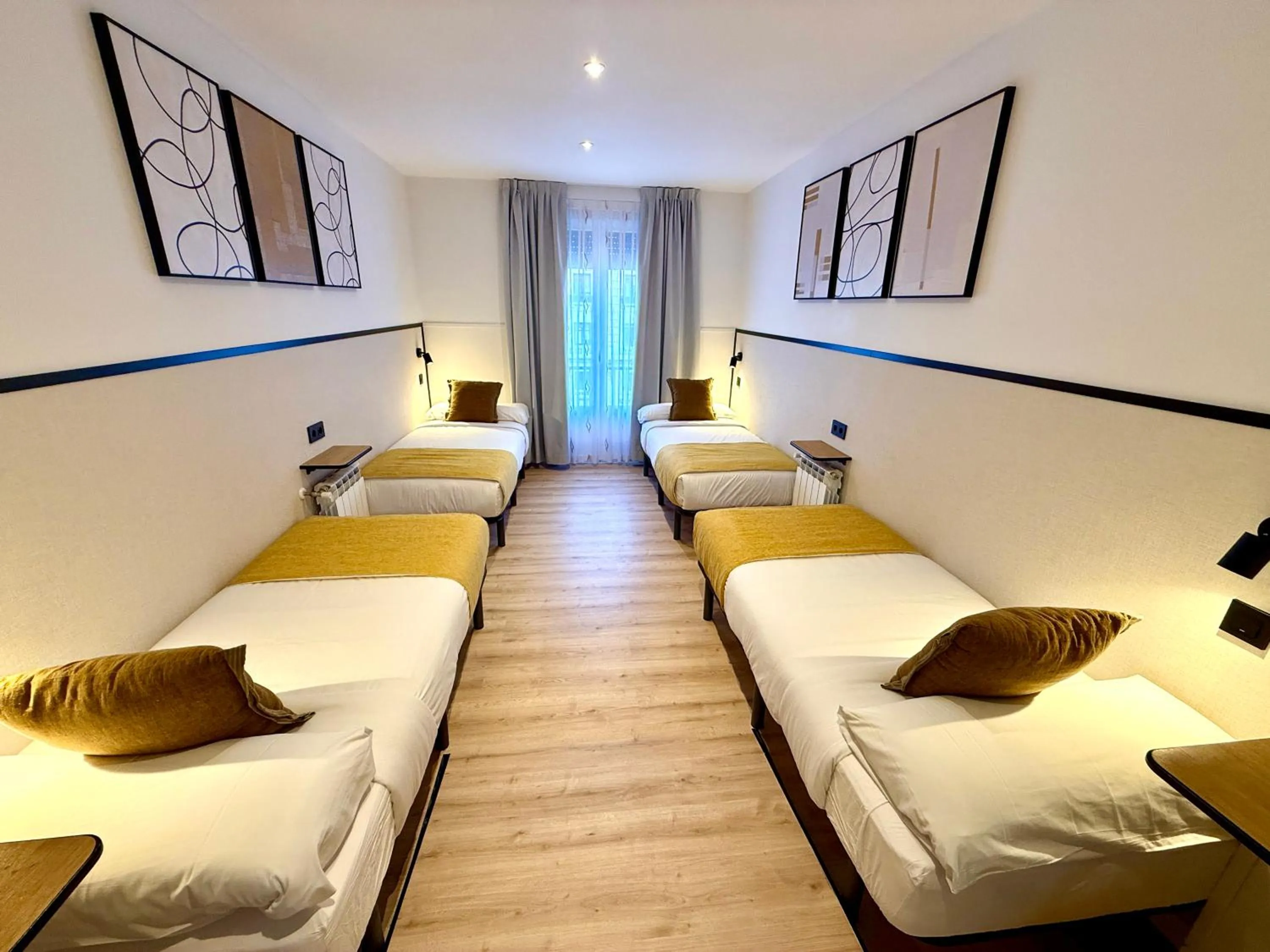 Photo of the whole room, Bed in Mucho Madrid