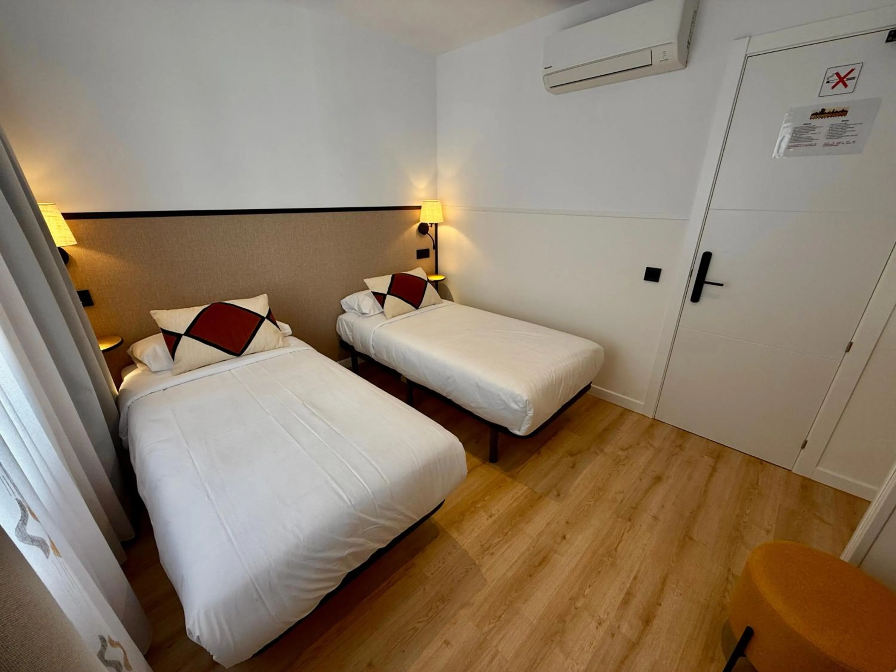 Photo of the whole room, Bed in Mucho Madrid