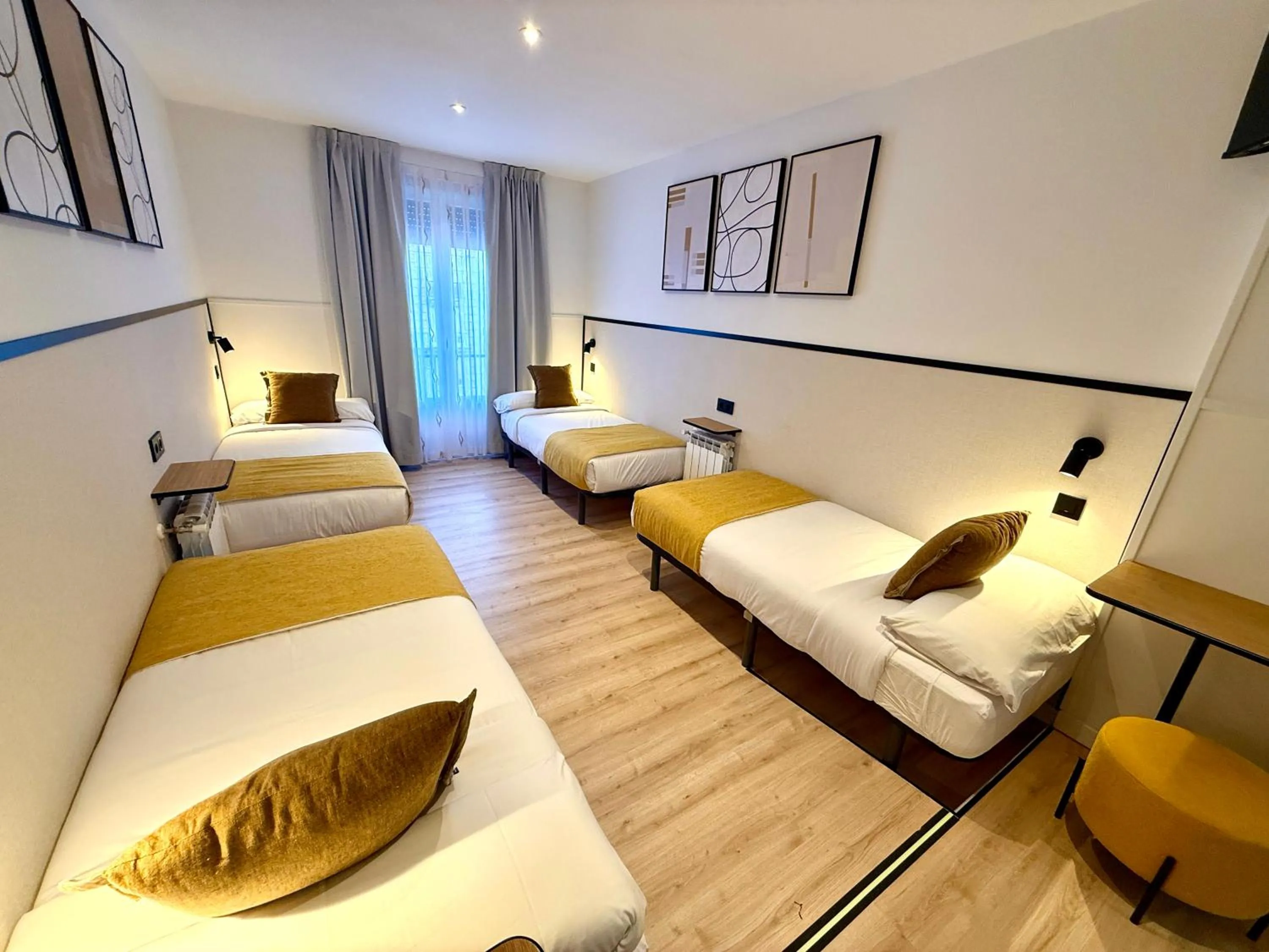 Photo of the whole room, Bed in Mucho Madrid