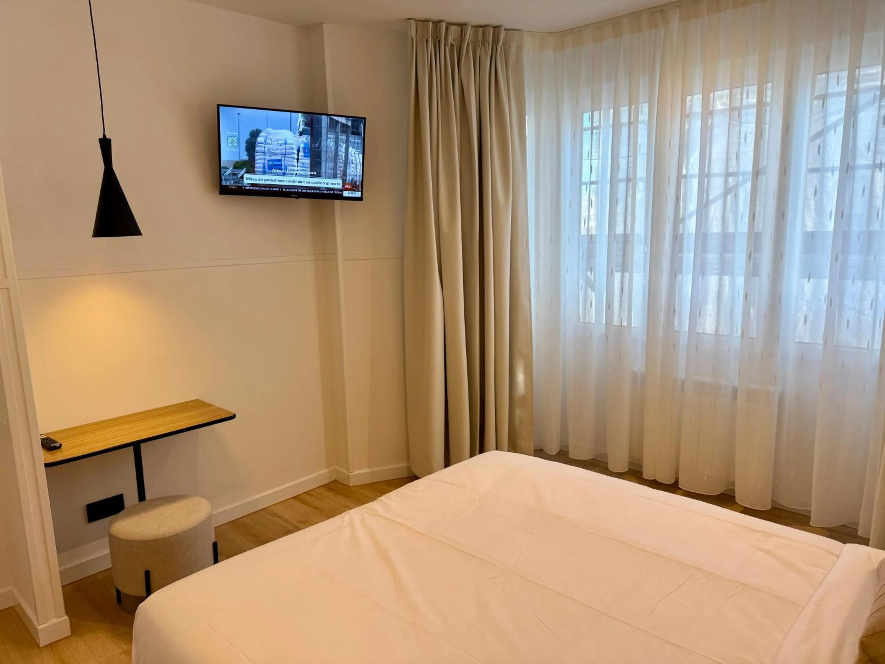 Photo of the whole room, Bed in Mucho Madrid