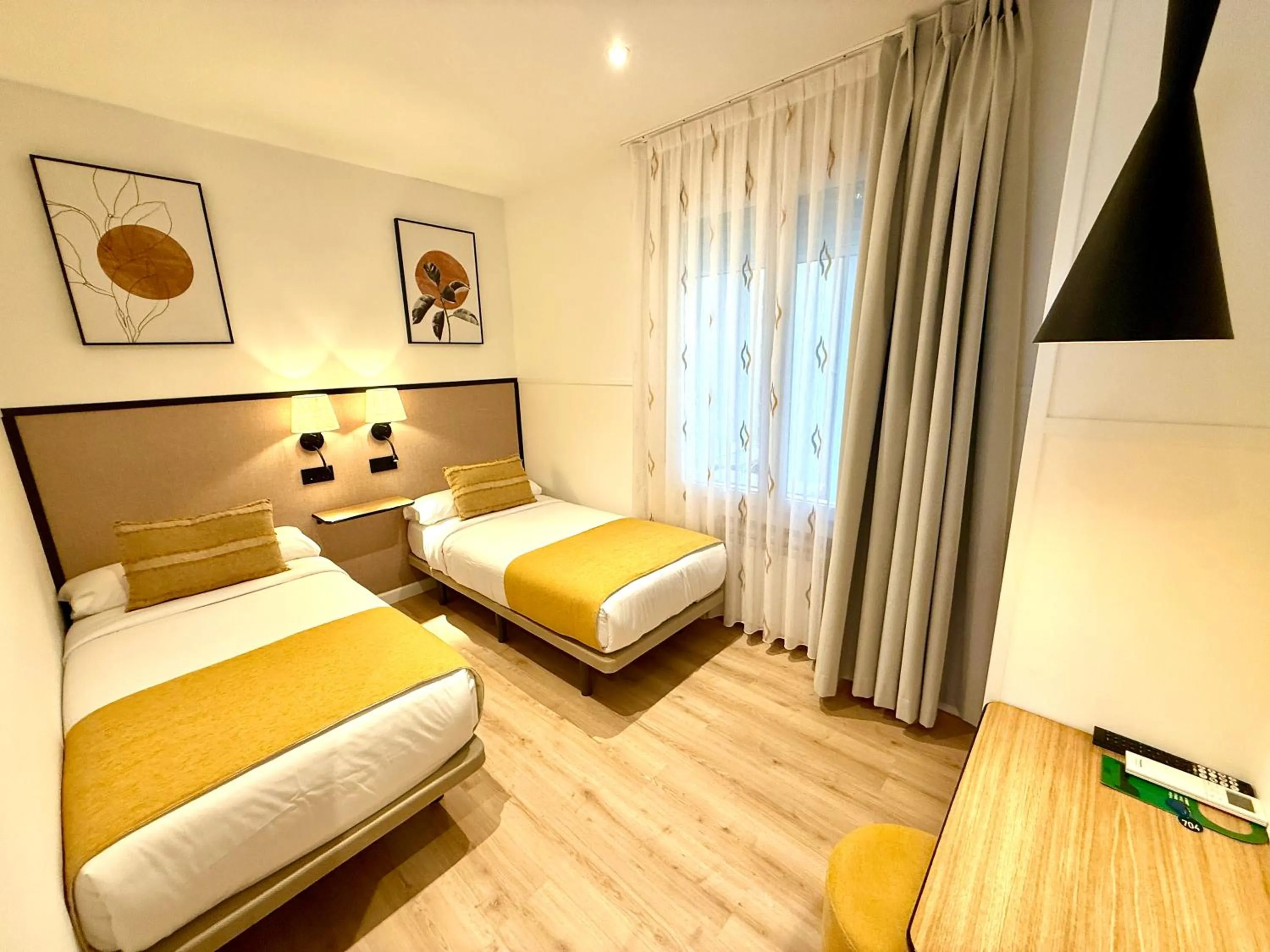 Photo of the whole room, Bed in Mucho Madrid