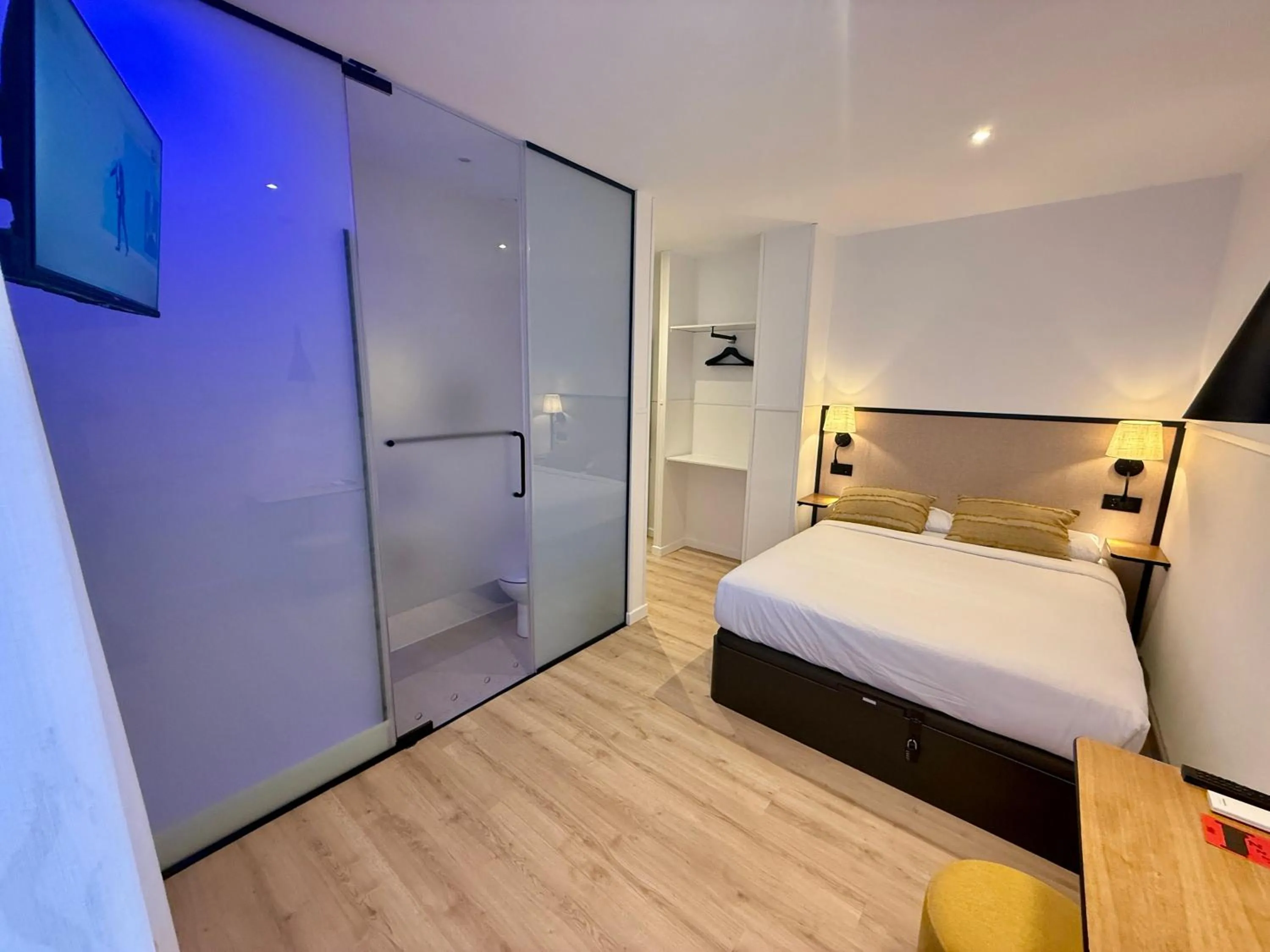 Photo of the whole room, Bed in Mucho Madrid