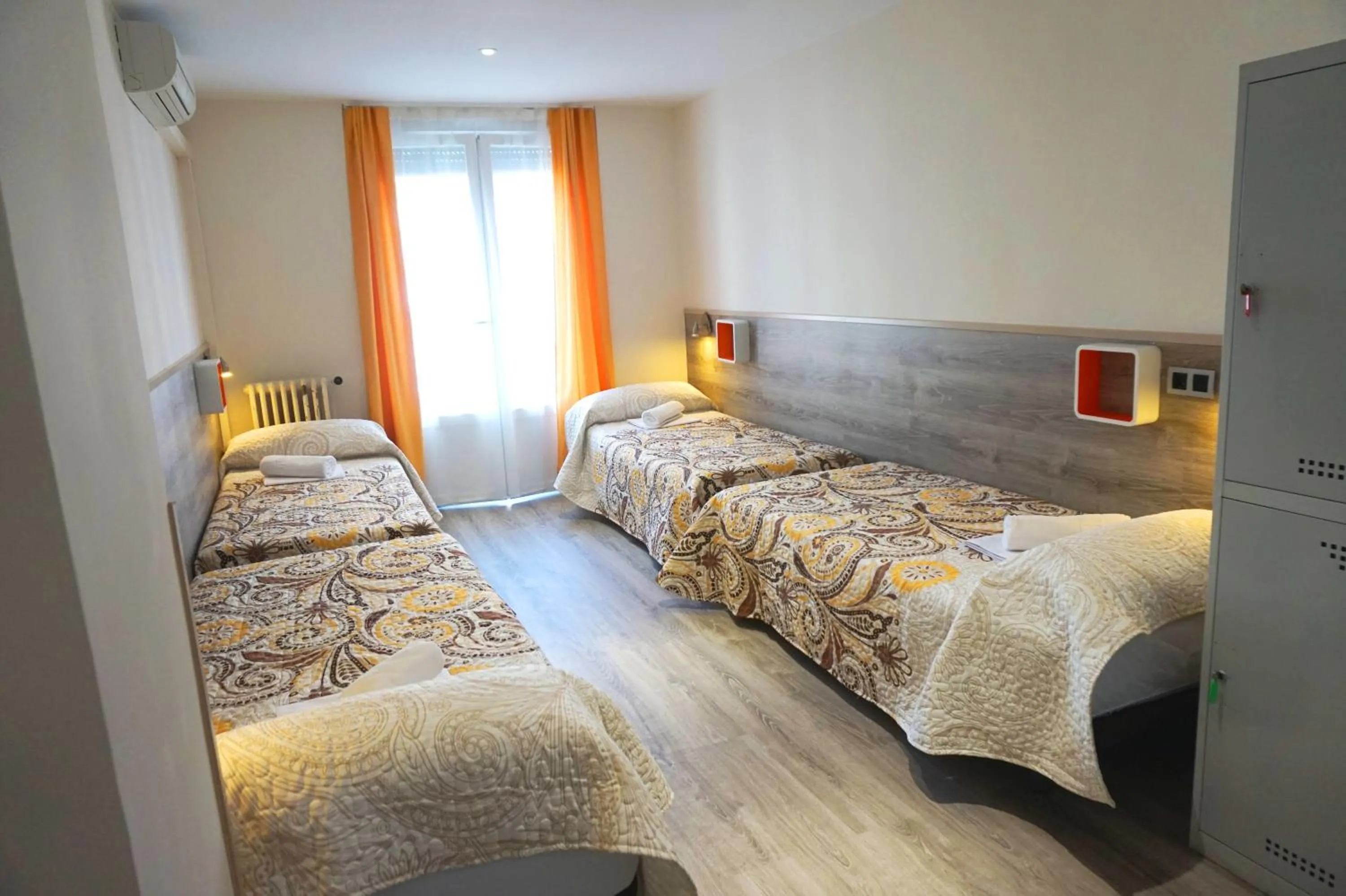 Bed in 4-Bed Mixed Dormitory Room in Mucho Madrid