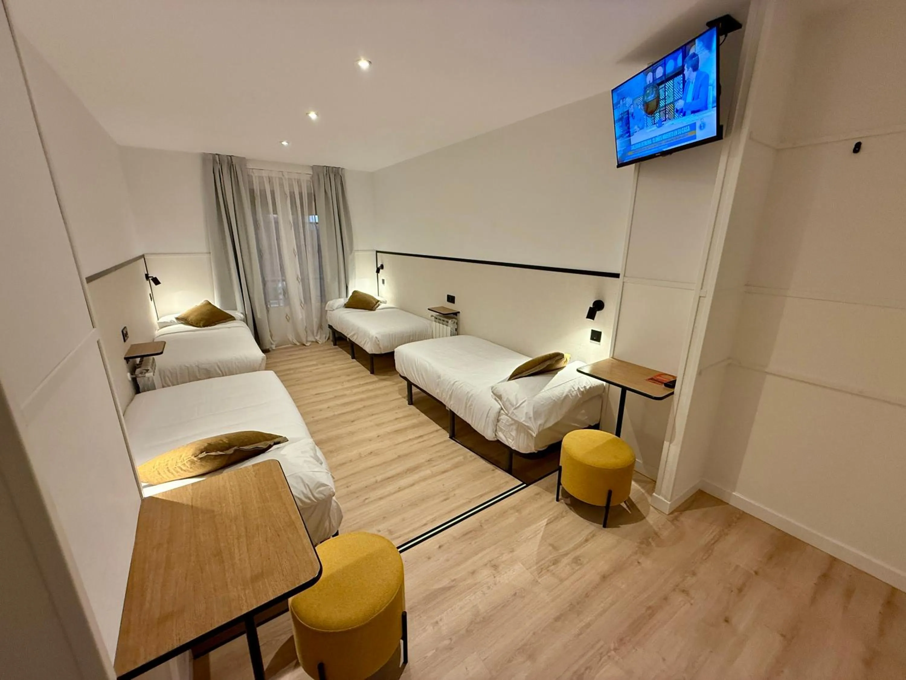 Photo of the whole room, Bed in Mucho Madrid