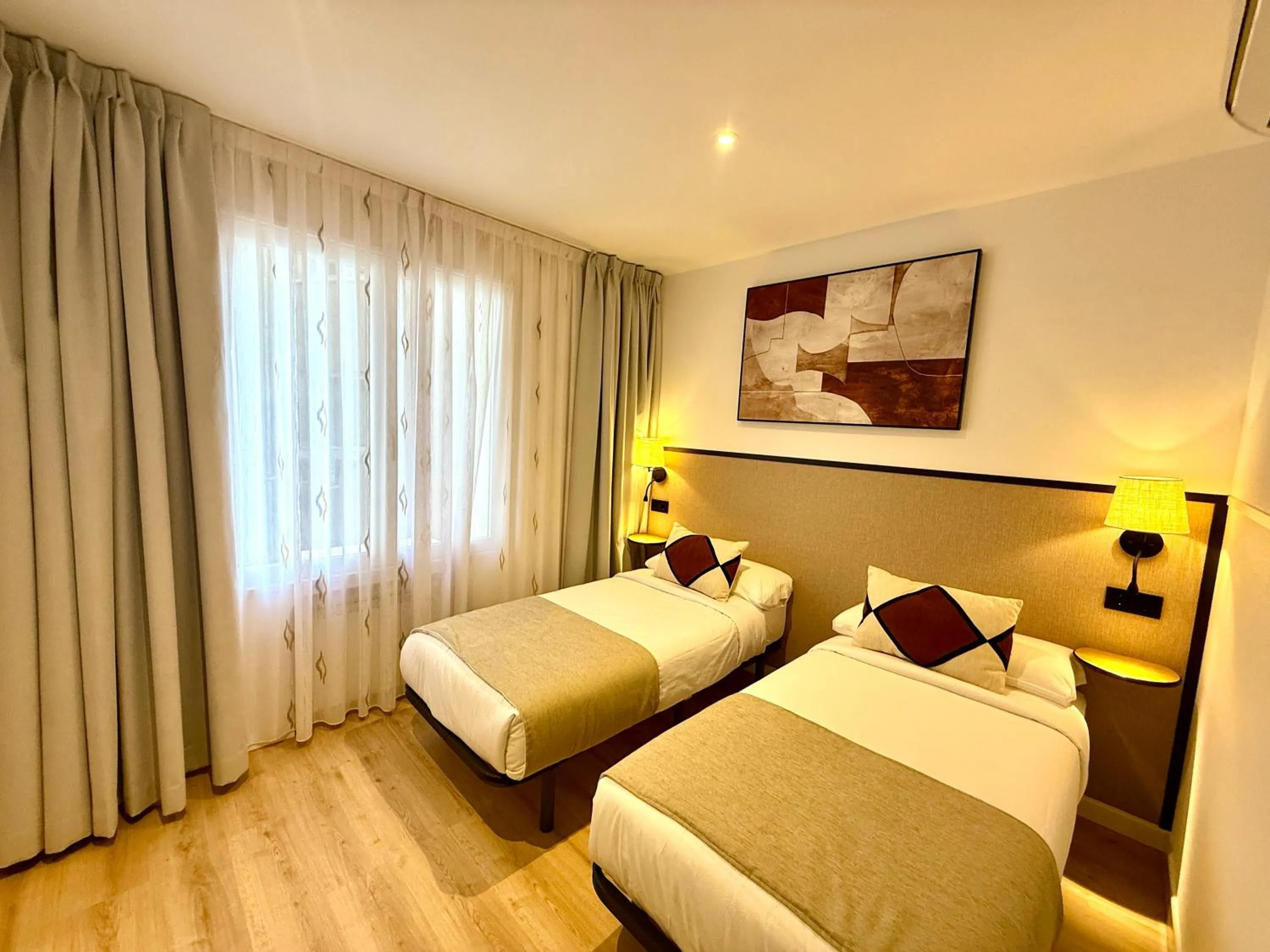 Photo of the whole room, Bed in Mucho Madrid