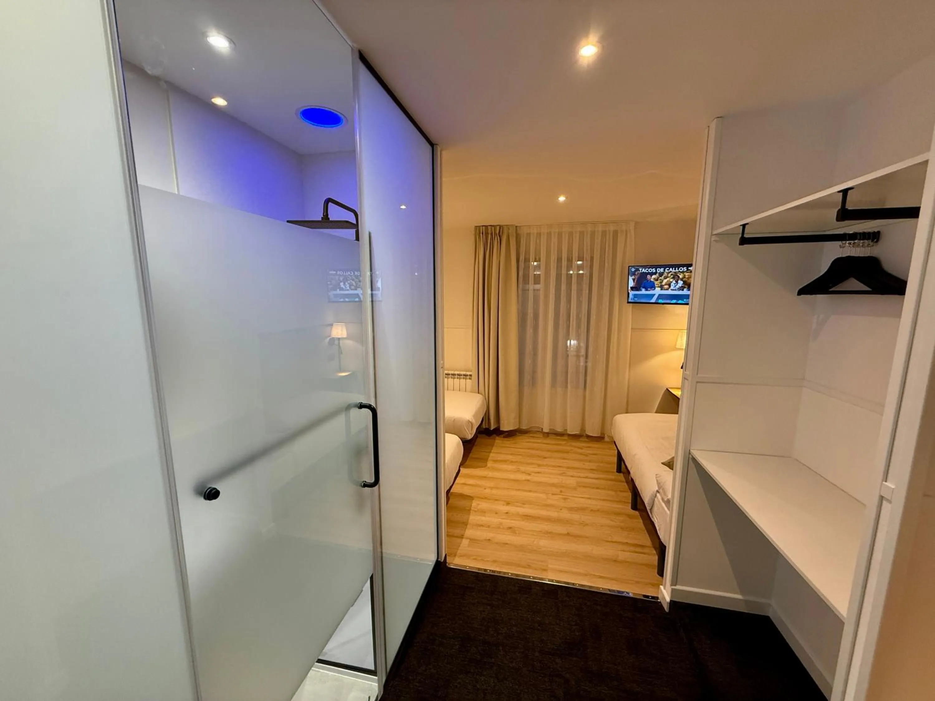 Bathroom, Bed in Mucho Madrid