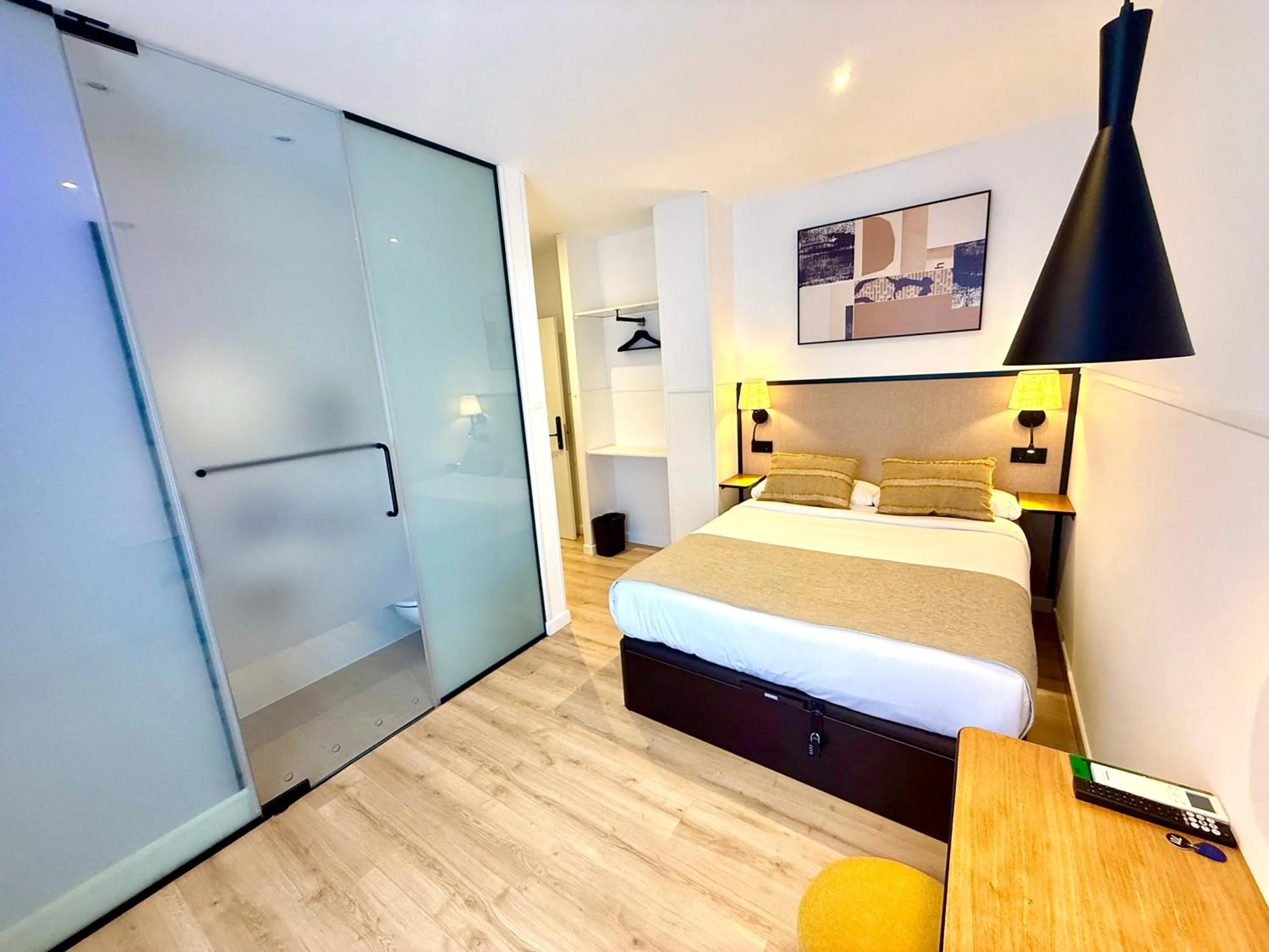 Photo of the whole room, Bed in Mucho Madrid