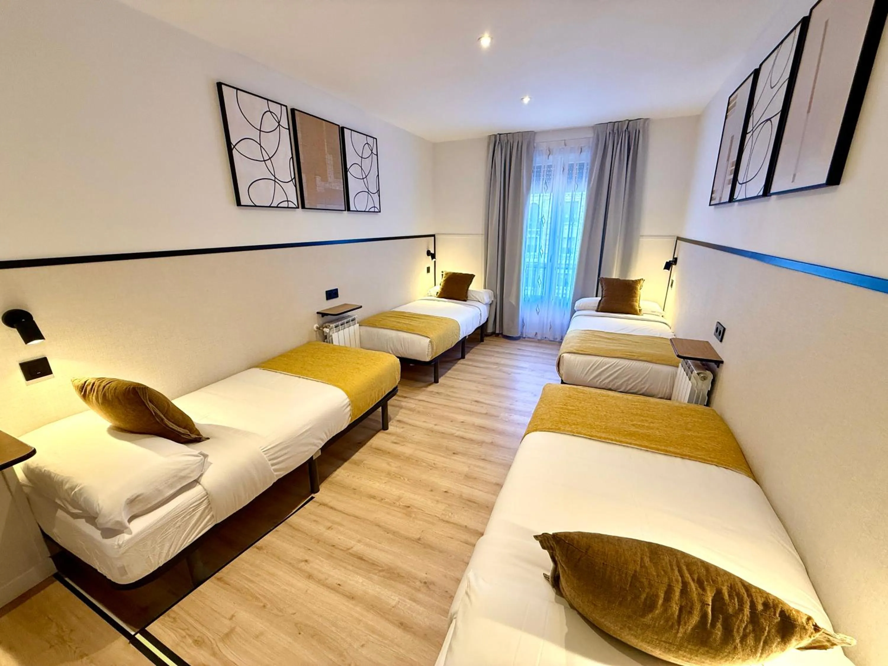 Photo of the whole room, Bed in Mucho Madrid