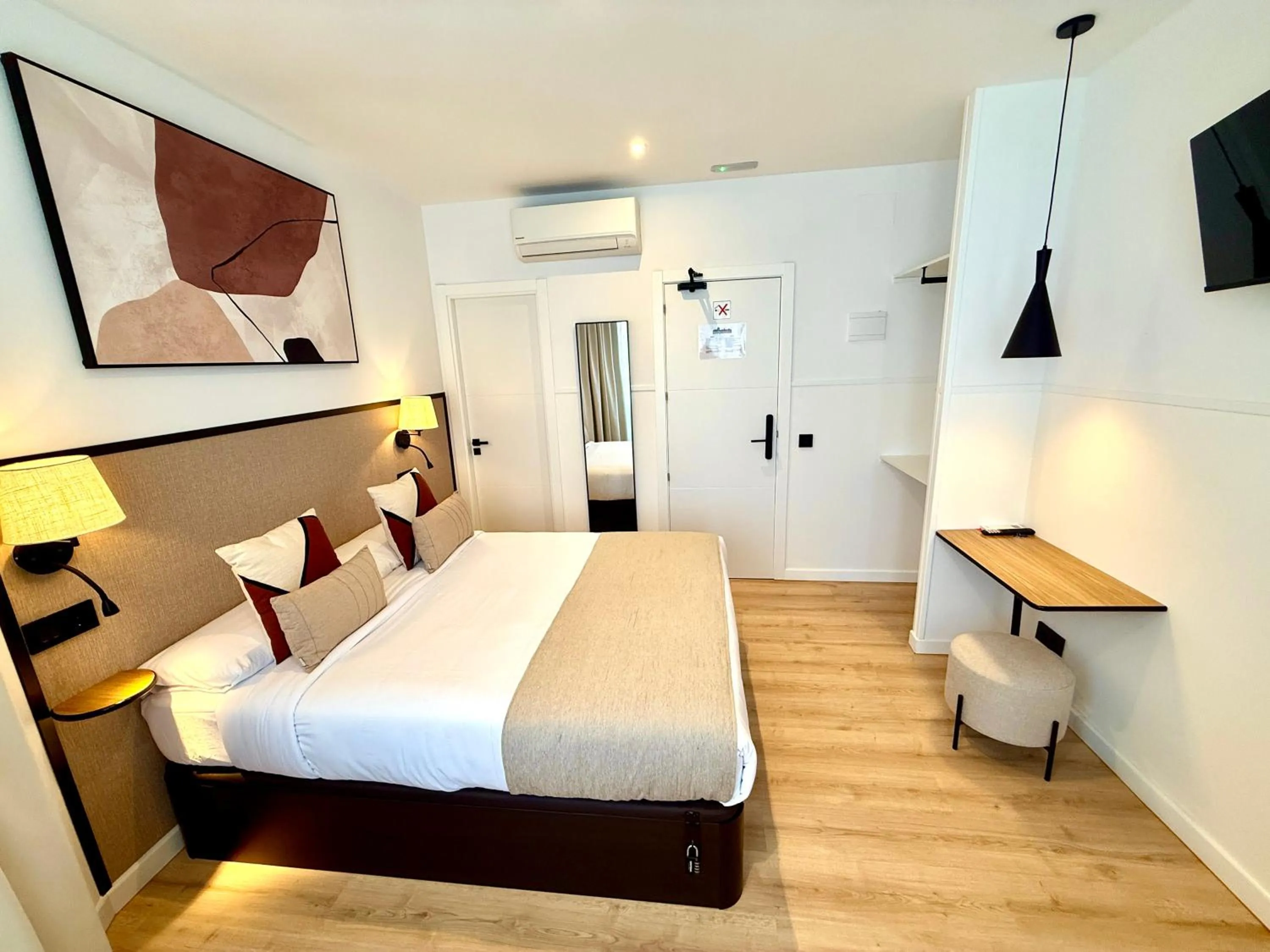 Photo of the whole room, Bed in Mucho Madrid