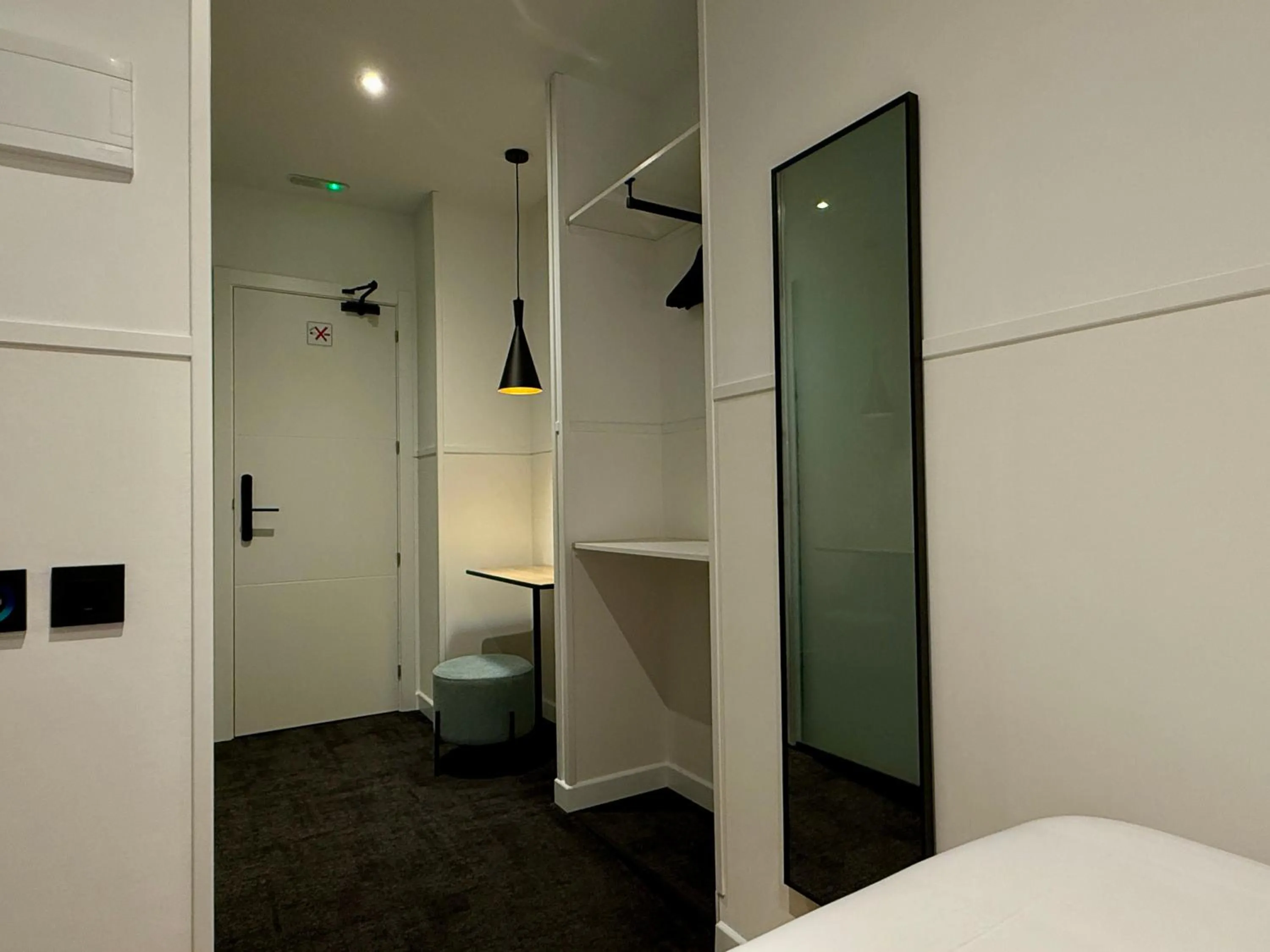 wardrobe, Bed in Mucho Madrid