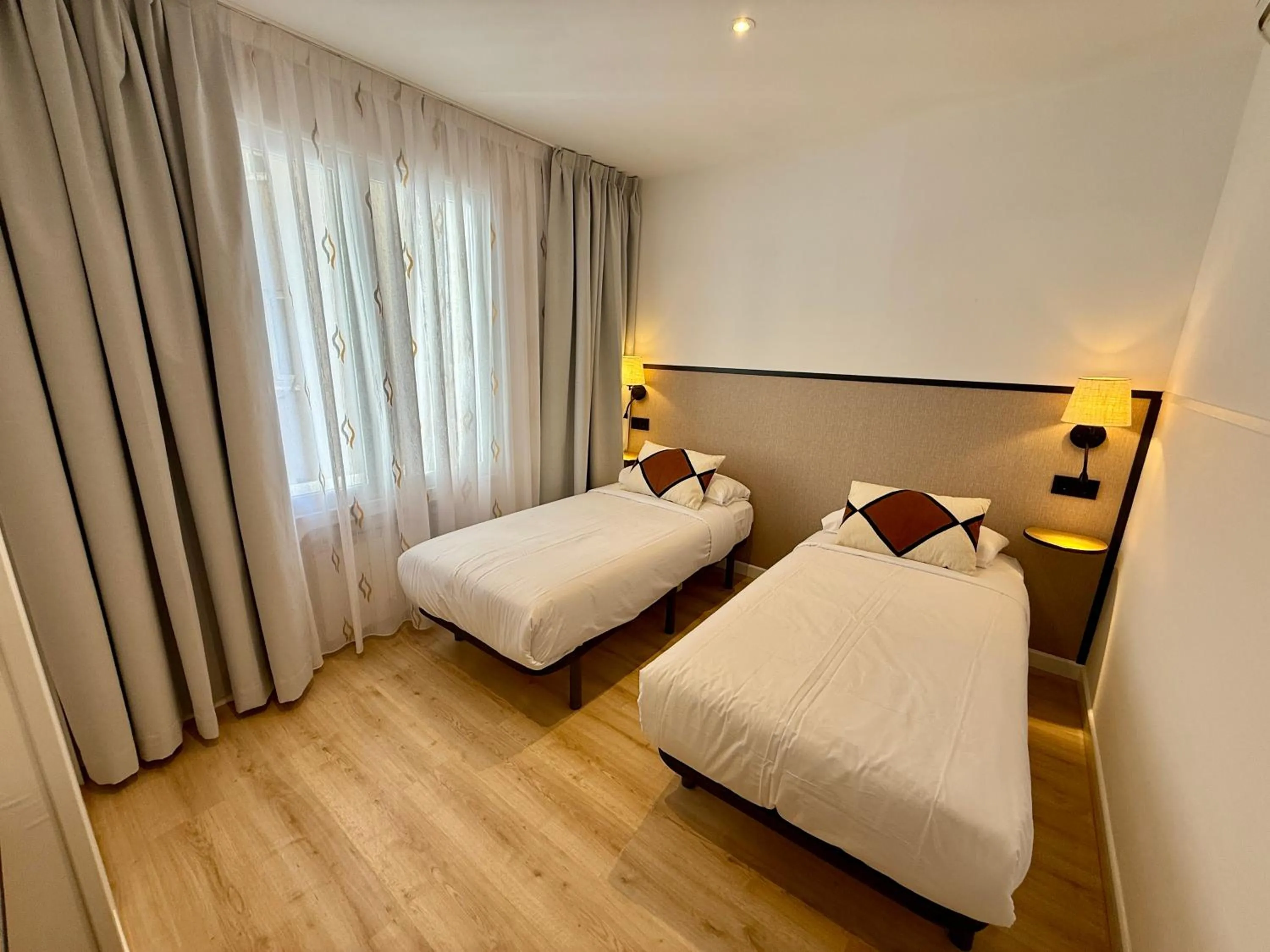 Photo of the whole room, Bed in Mucho Madrid