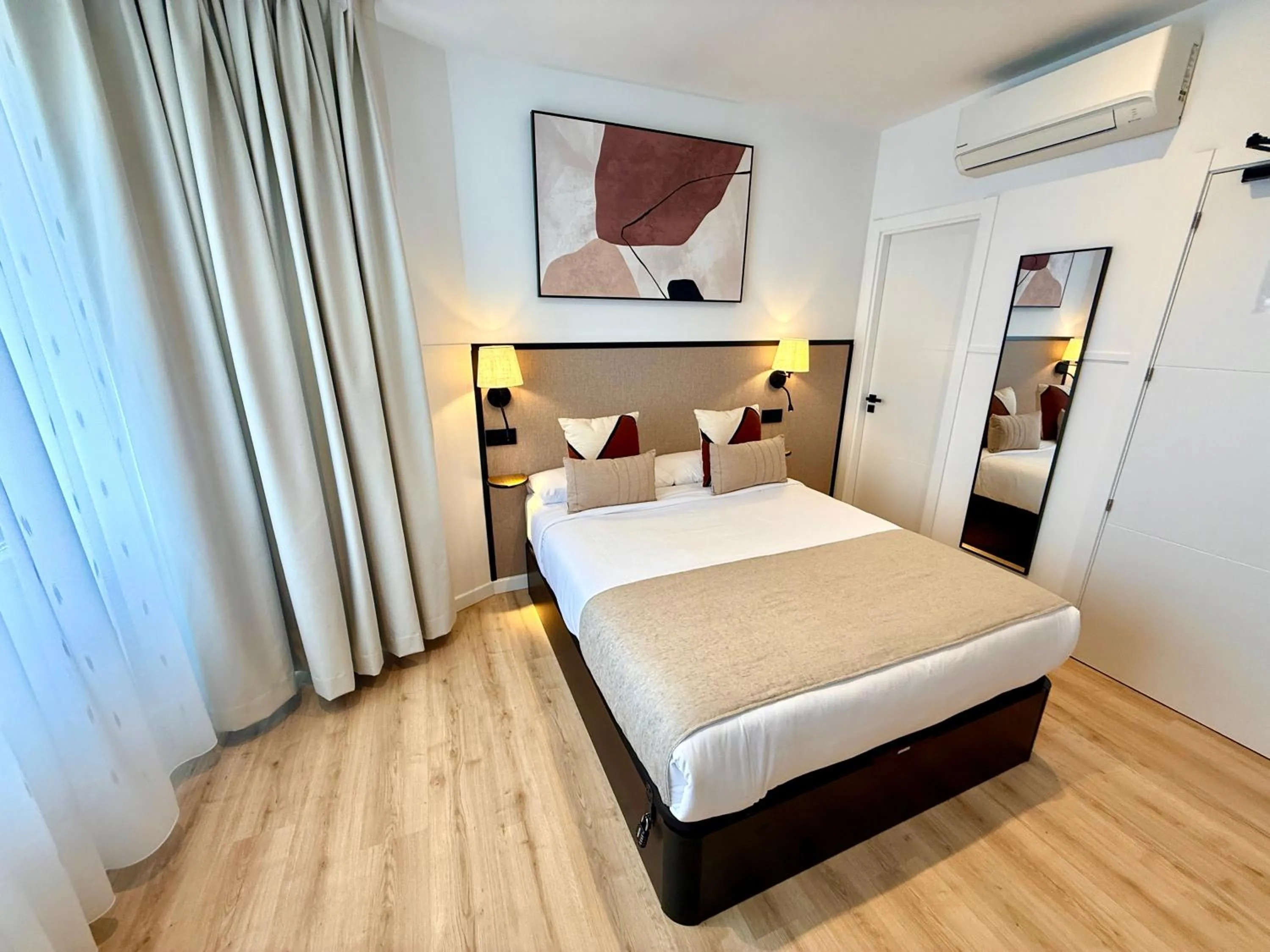 Photo of the whole room, Bed in Mucho Madrid