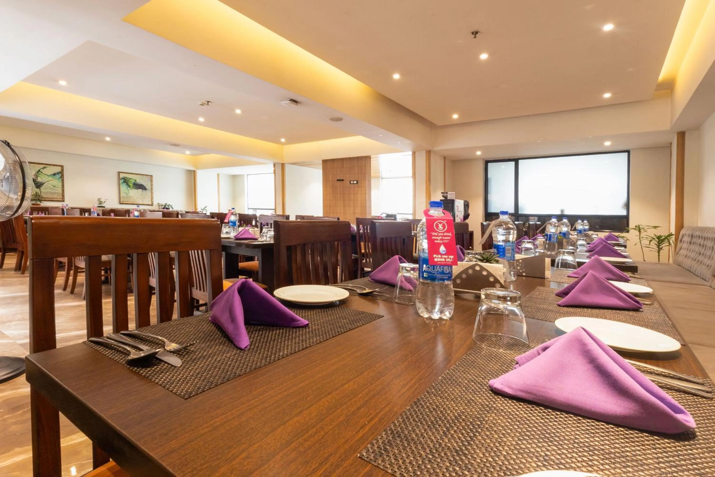 Restaurant/places to eat in Yashshree Sanderling Mall Road